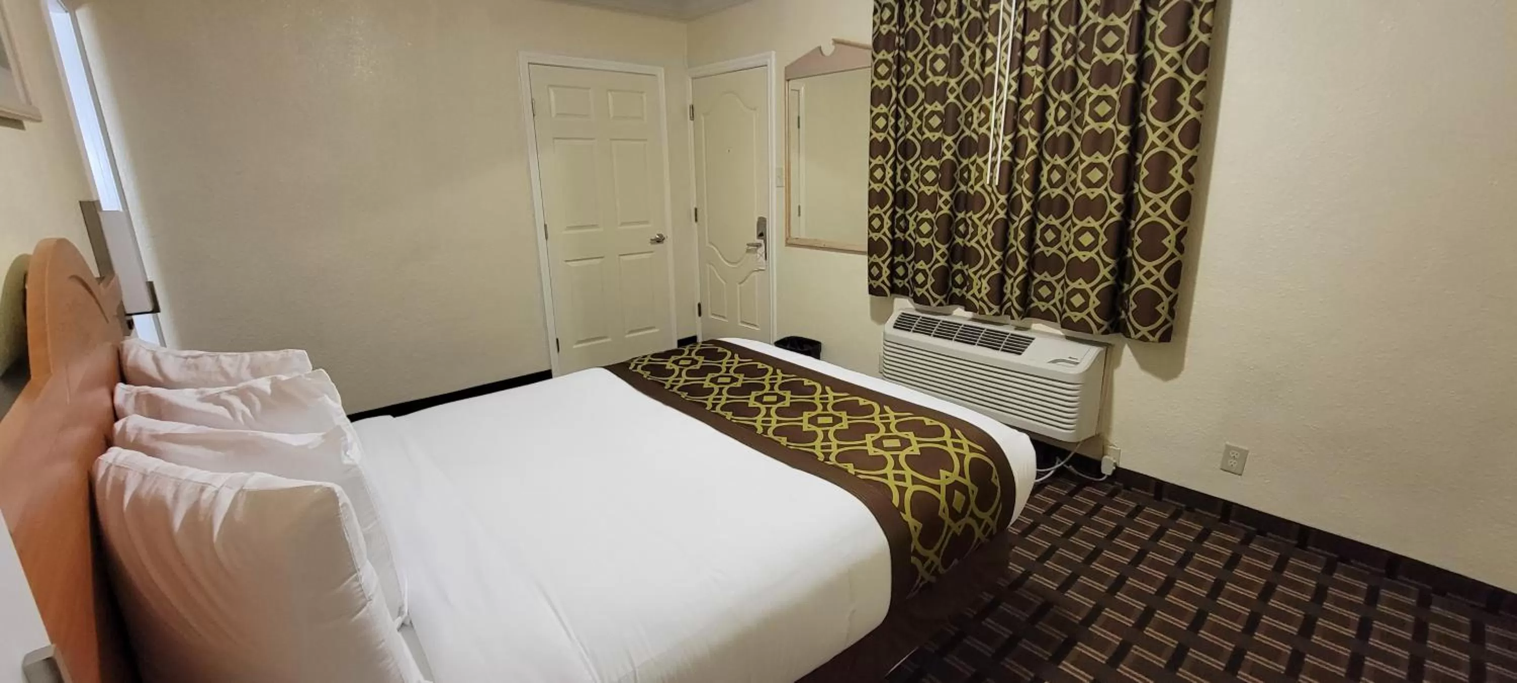 Bedroom, Bed in Riverside Inn & Suites Santa Cruz