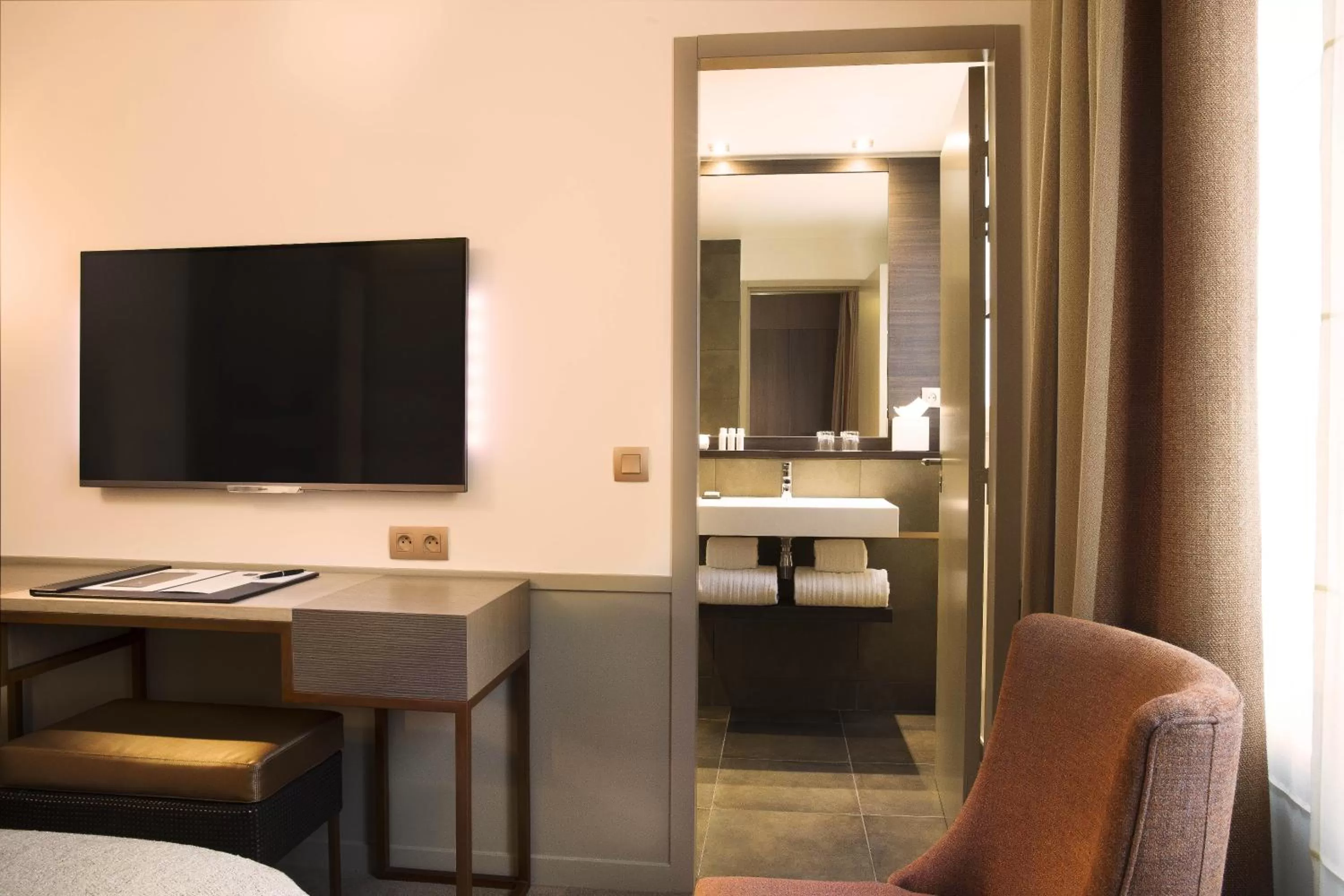 TV and multimedia in Hotel Villa Saxe Eiffel