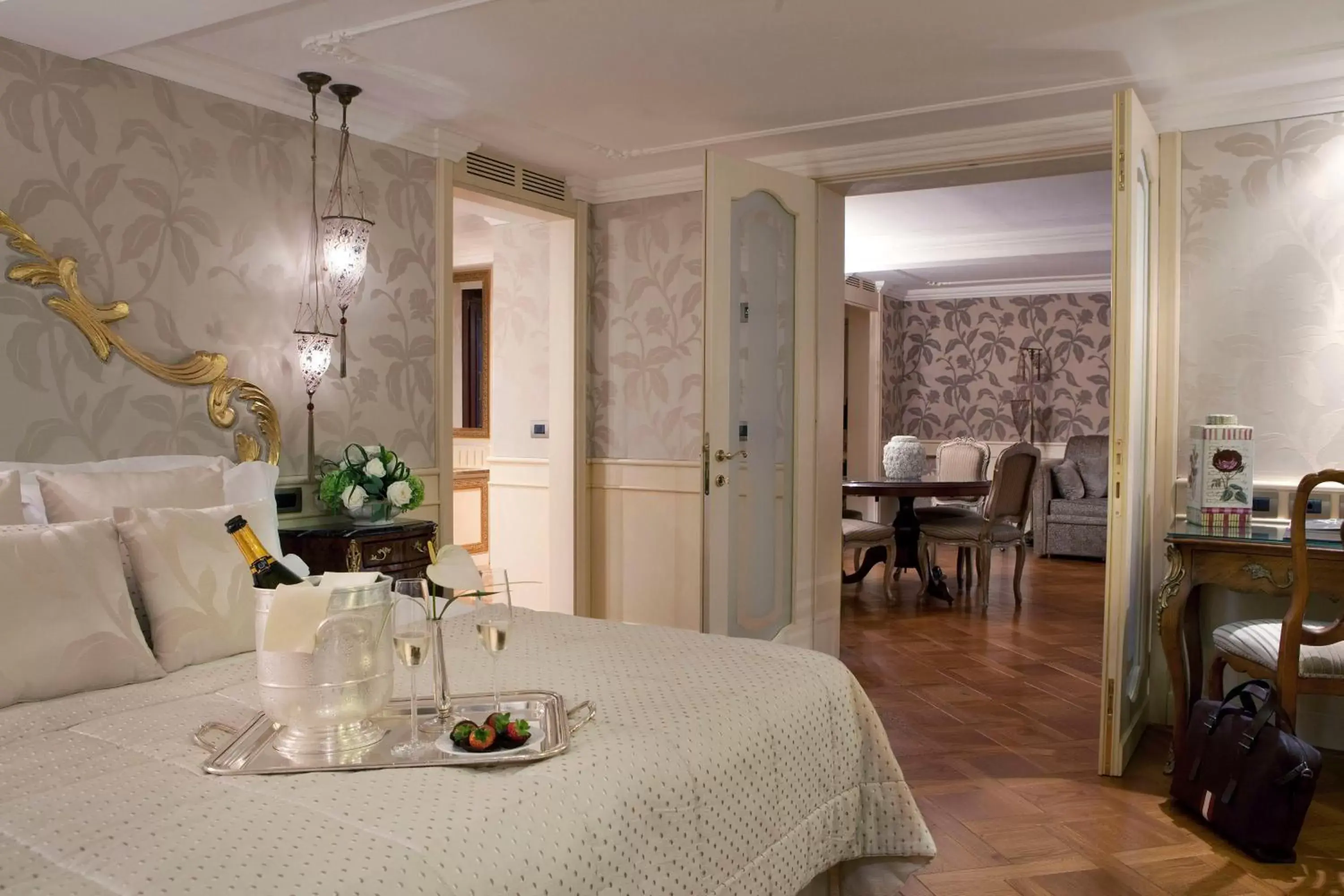 Suite in Baglioni Hotel Luna - The Leading Hotels of the World Suite in Baglioni Hotel Luna - The Leading Hotels of the World