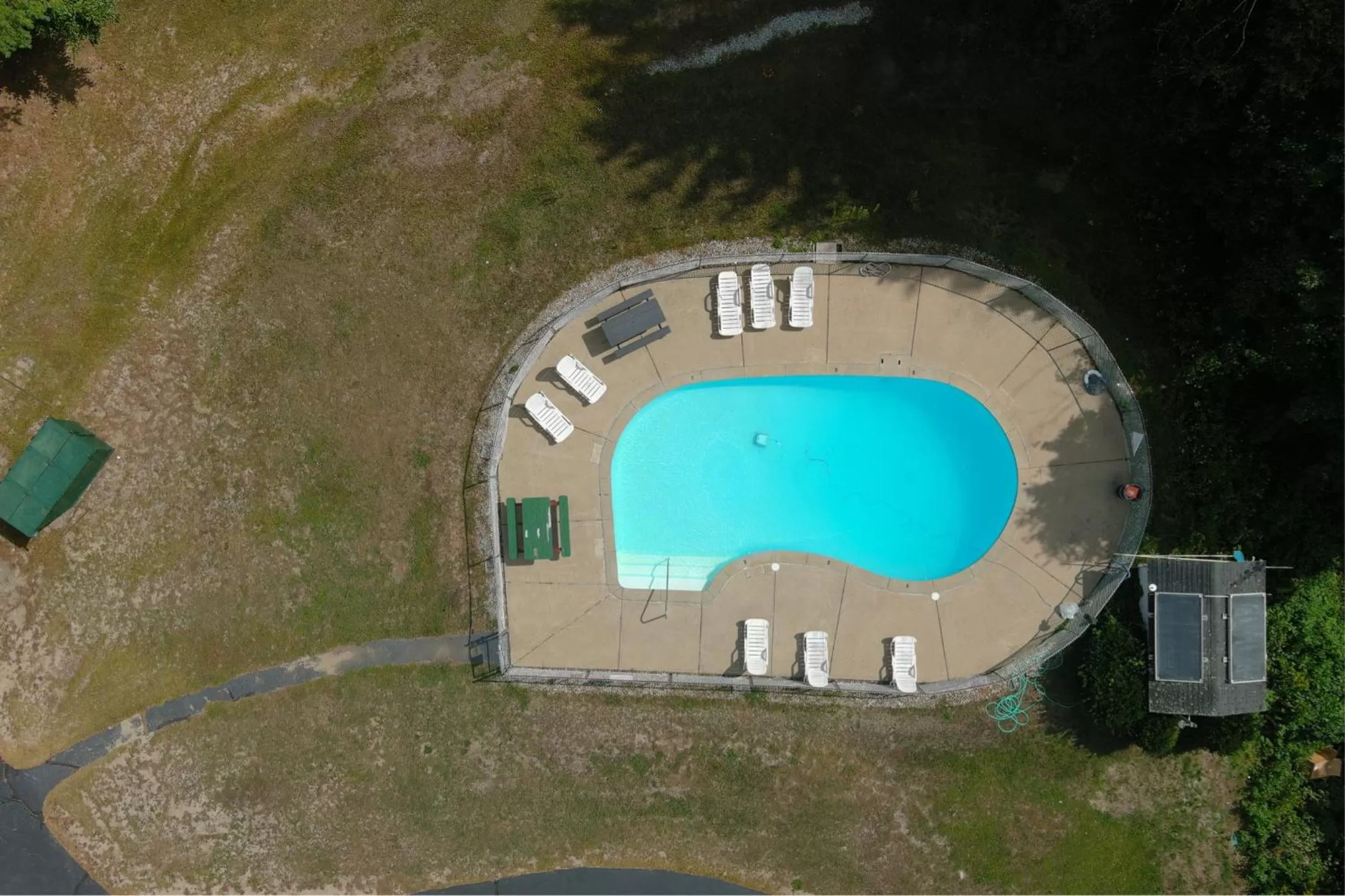 Swimming pool in Colonial Motel
