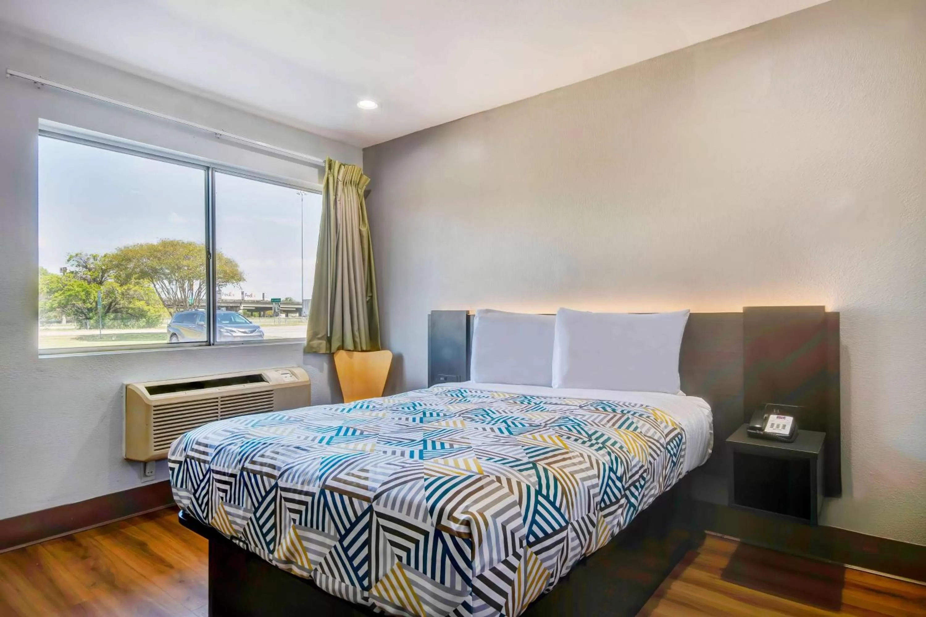 Bedroom, Bed in Motel 6-Port Allen, LA - Baton Rouge