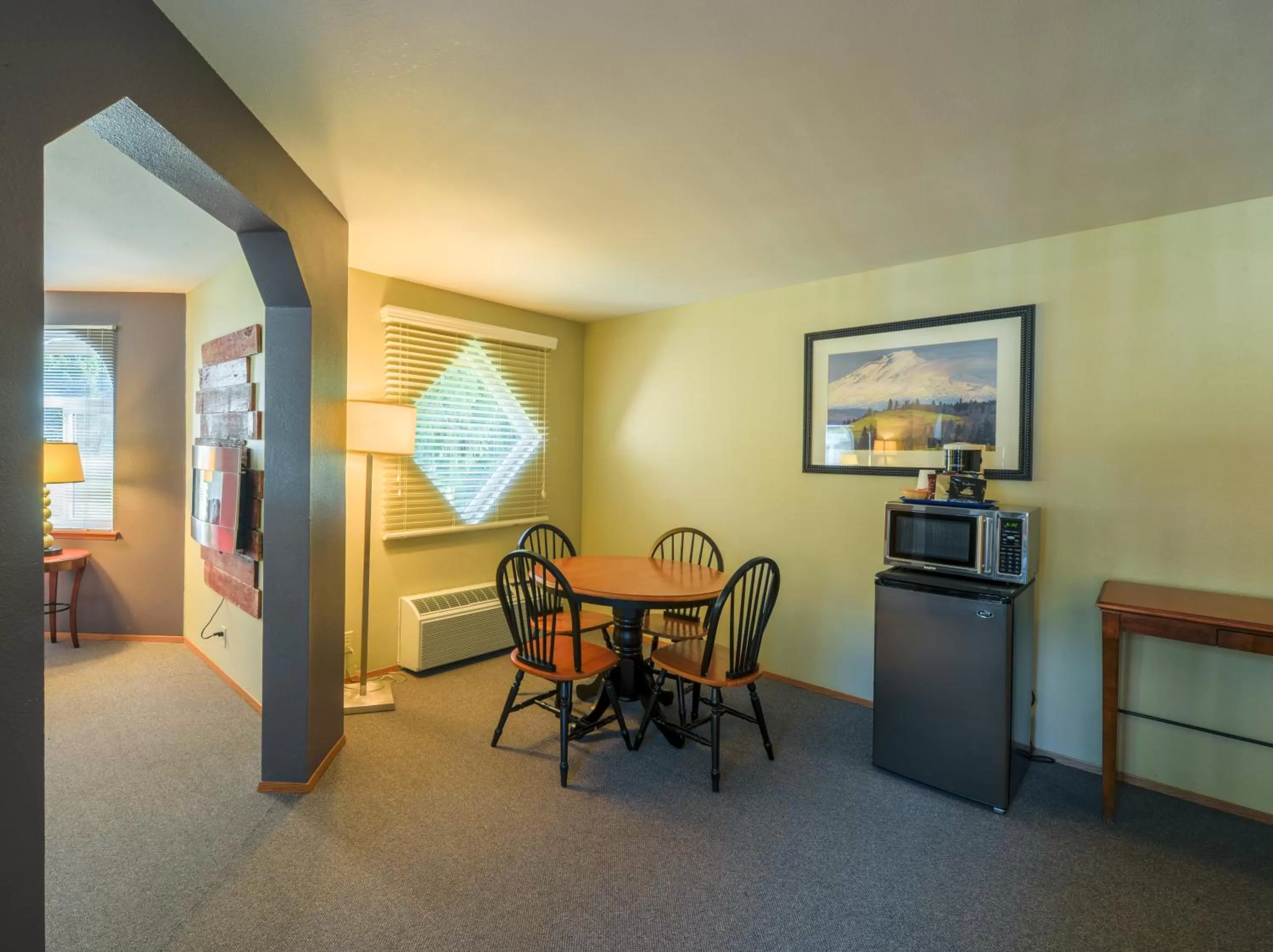 Photo of the whole room, Dining Area in Packwood Lodge & Cabins