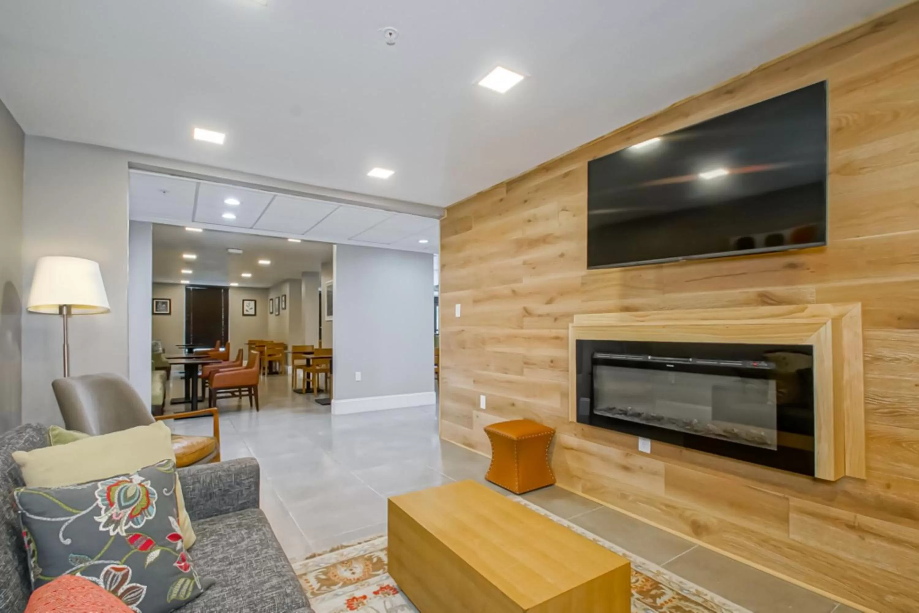 Communal lounge/ TV room in Country Inn & Suites by Radisson, New Orleans I-10 East, LA