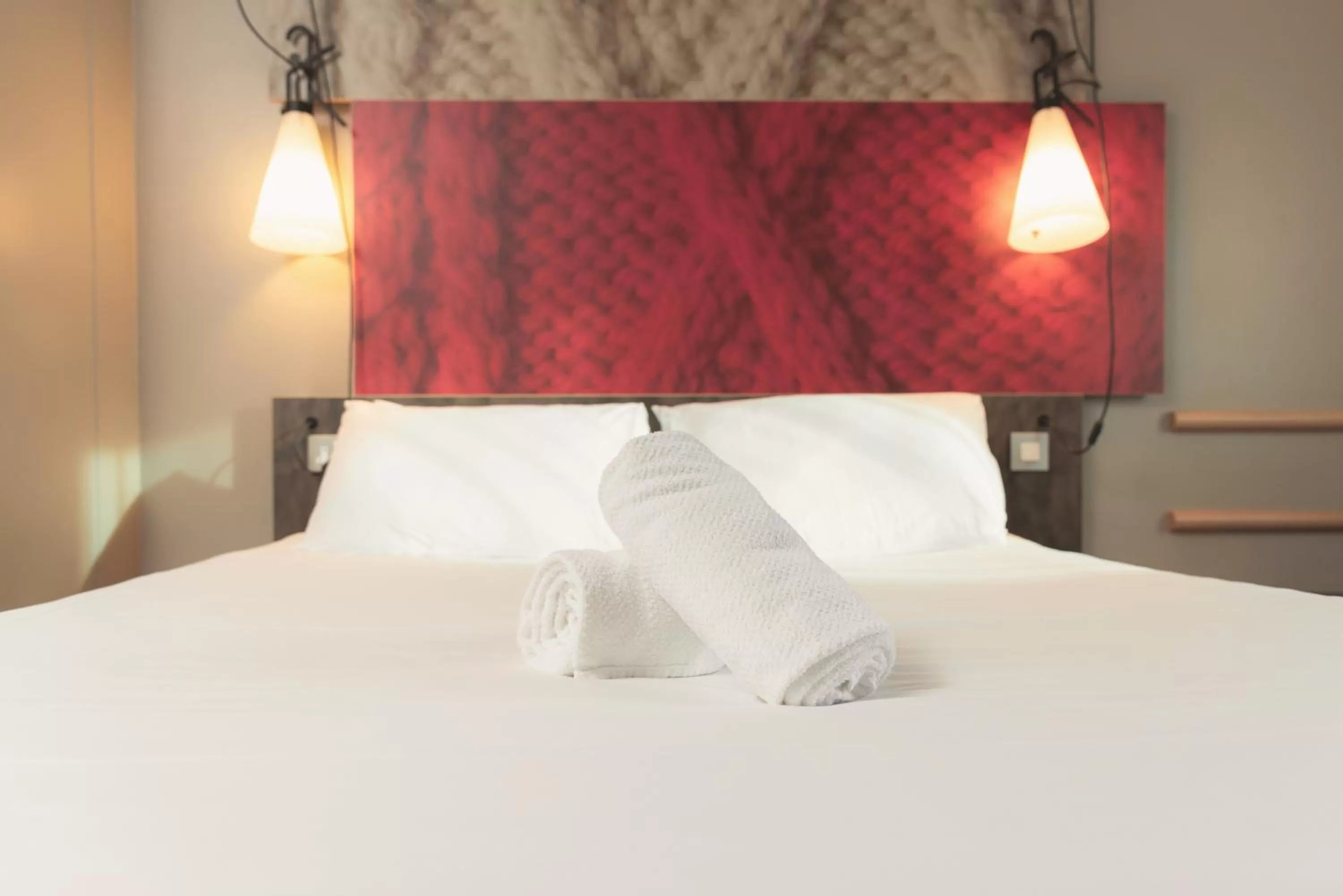 Bed in ibis Glasgow City Centre – Sauchiehall St