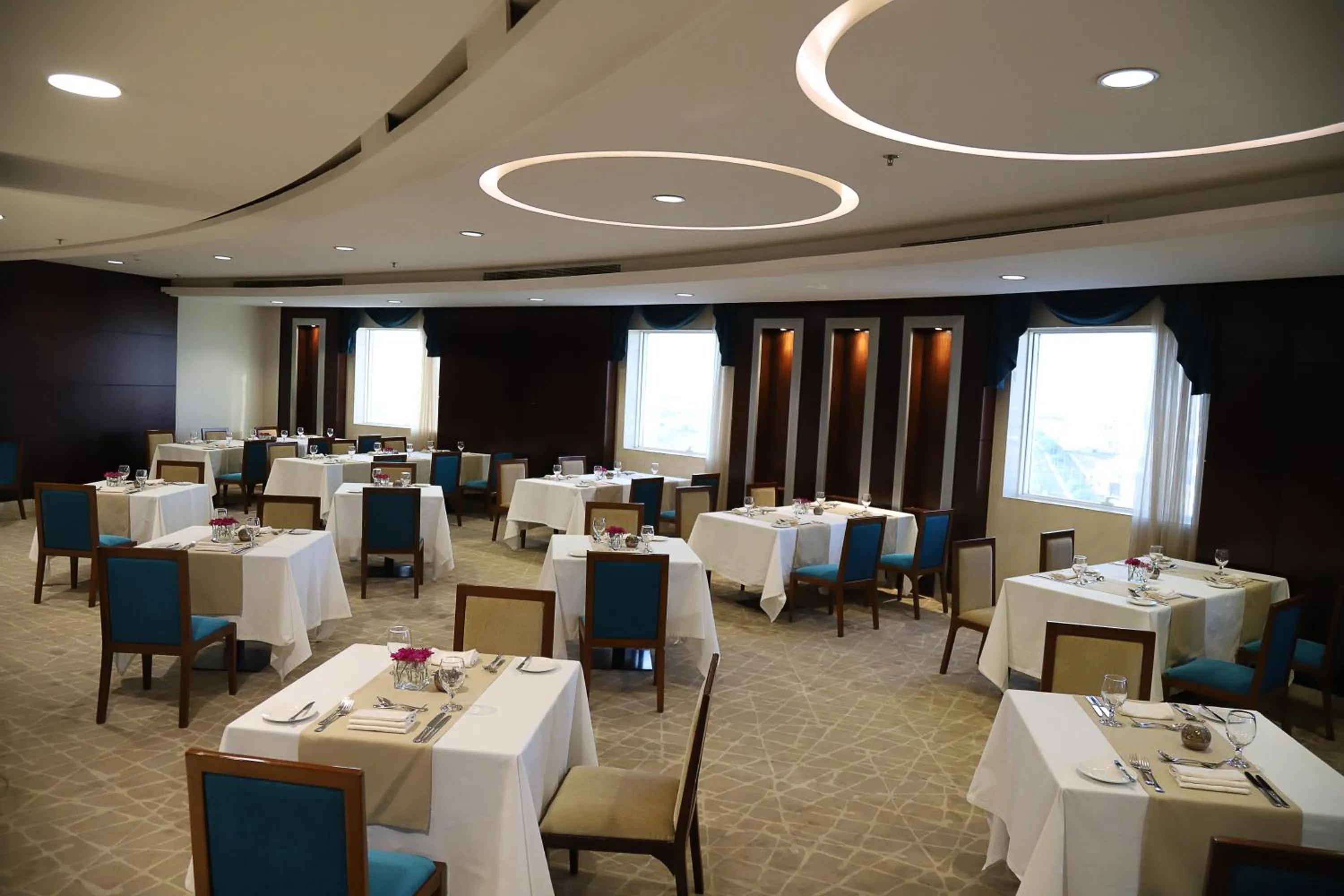 Restaurant/places to eat in Movenpick Hotel Qassim
