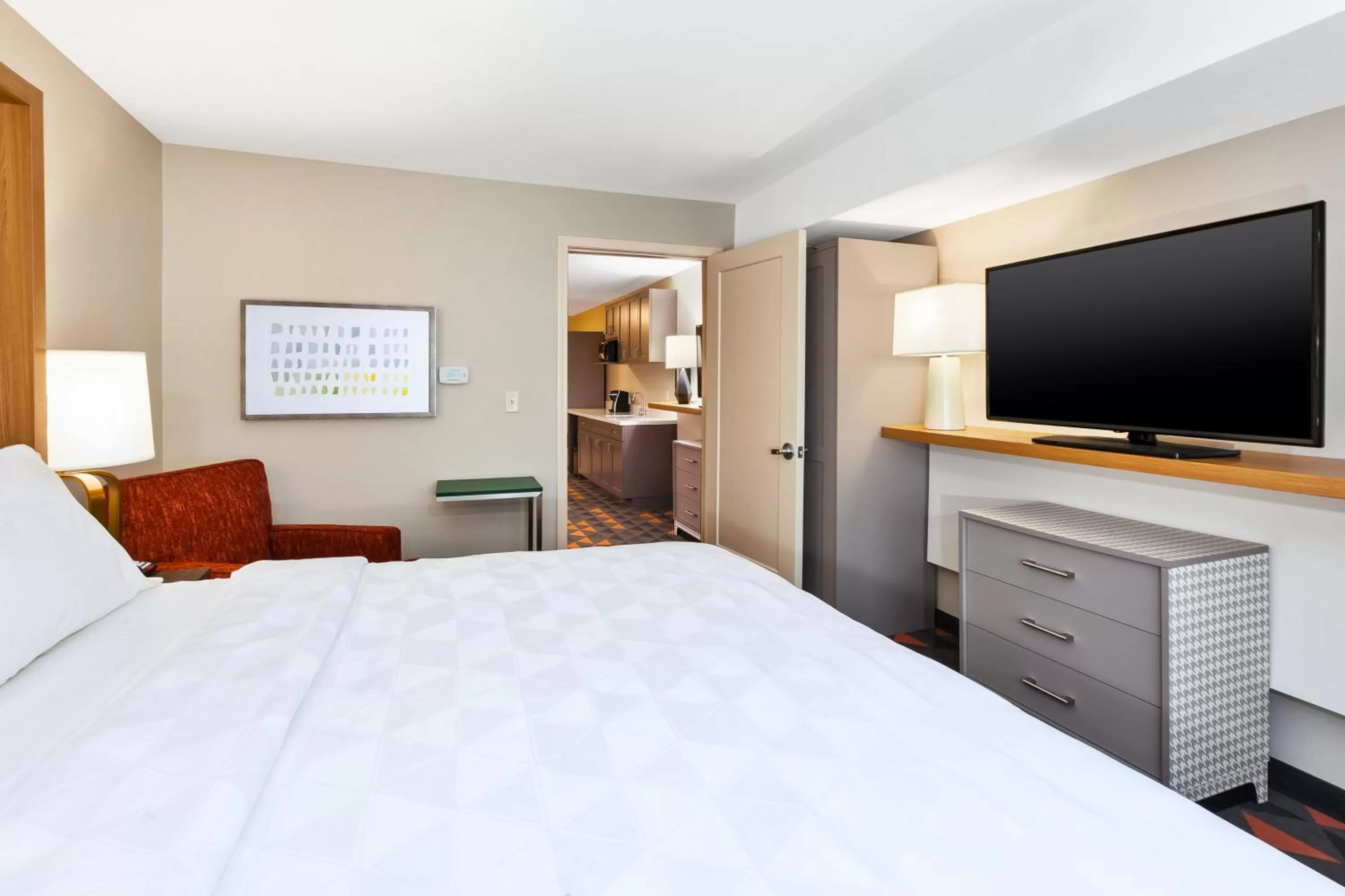 Photo of the whole room, Bed in Holiday Inn & Suites - Toledo Southwest - Perrysburg by IHG