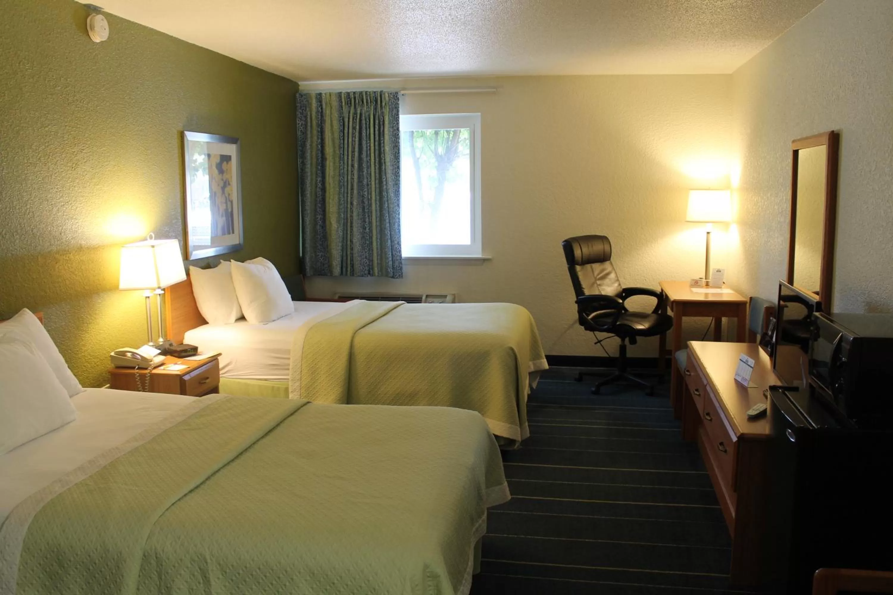 Photo of the whole room, Bed in Days Inn & Suites by Wyndham Bridgeport - Clarksburg