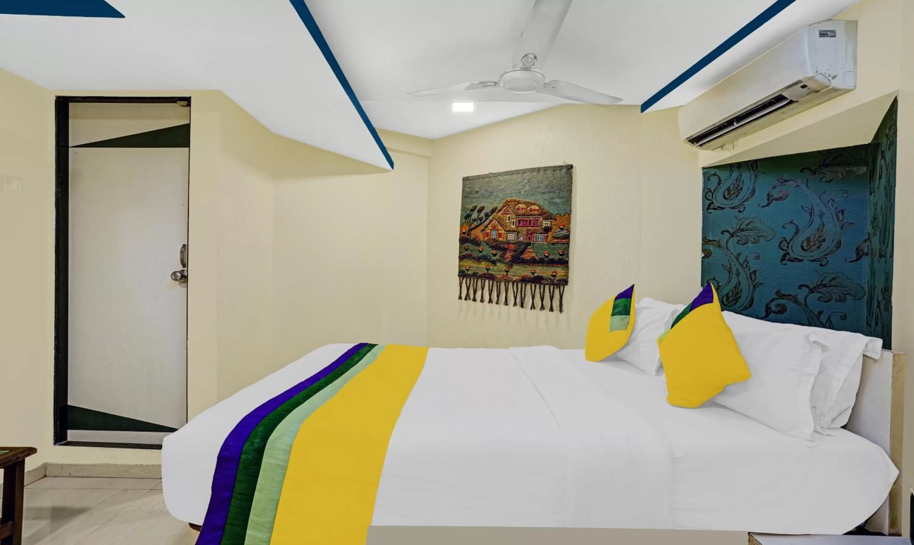 Bed in Itsy By Treebo - Amber Corp Inn, NESCO