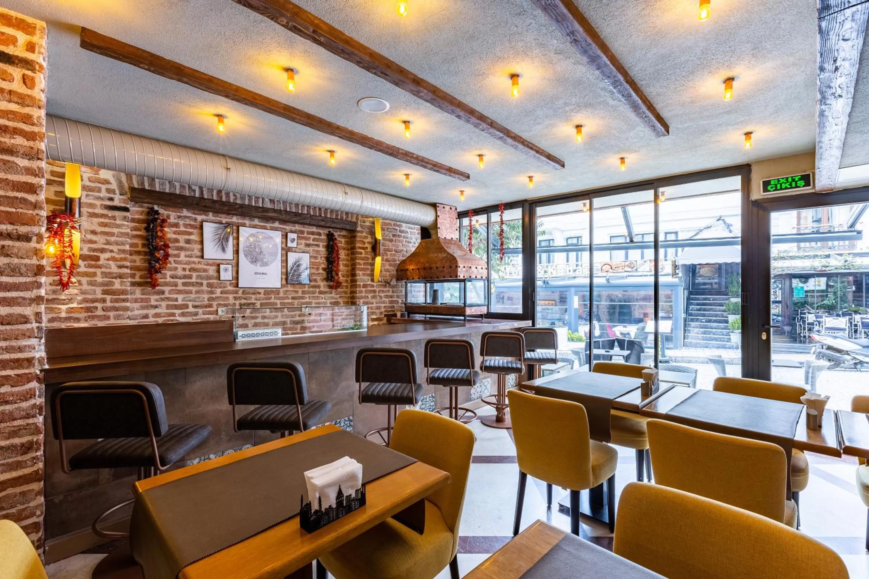 Restaurant/places to eat in Seraglio Hotel & Suites