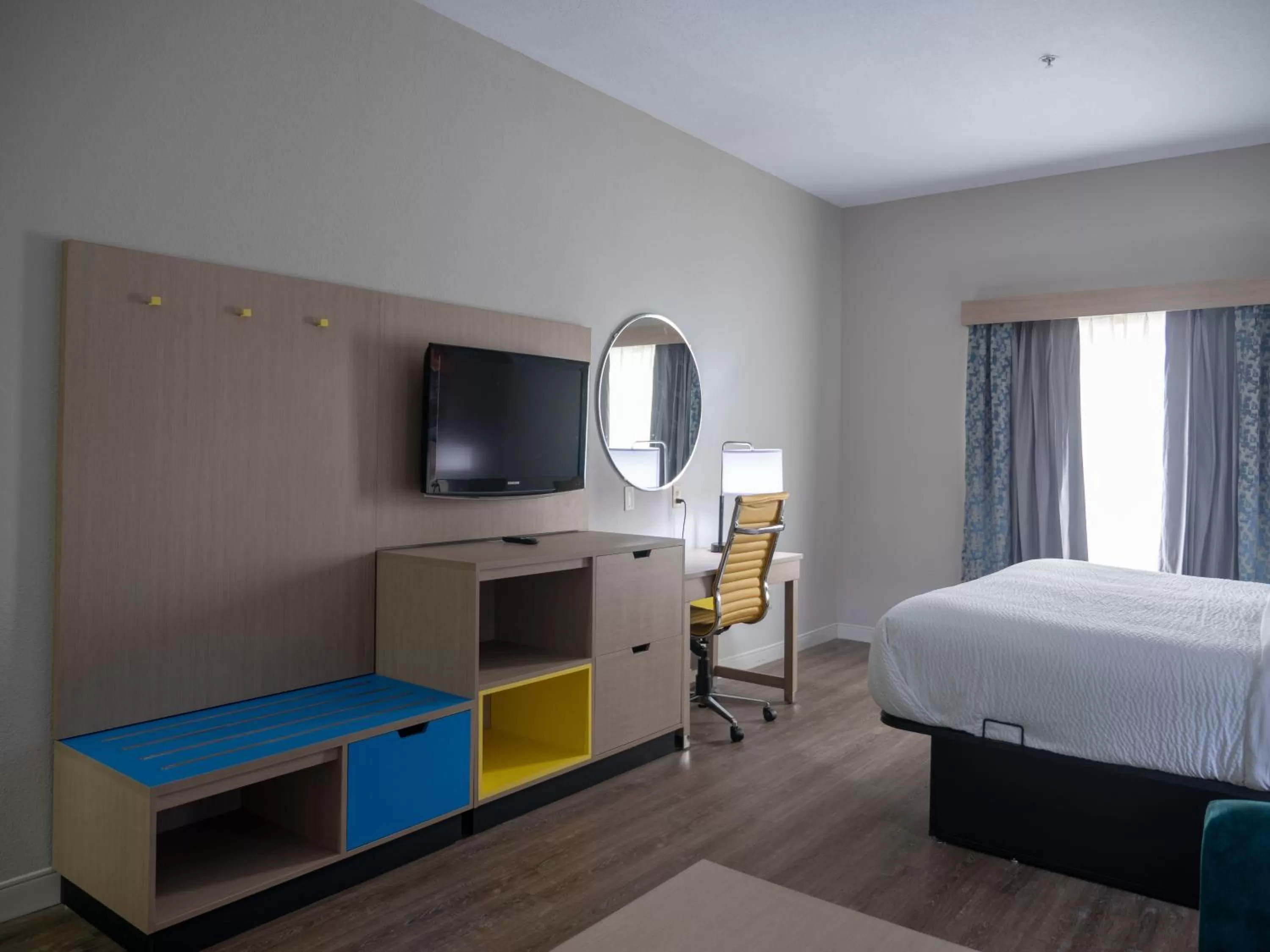 hair dresser, Bed in Days Inn & Suites by Wyndham Savannah North I-95