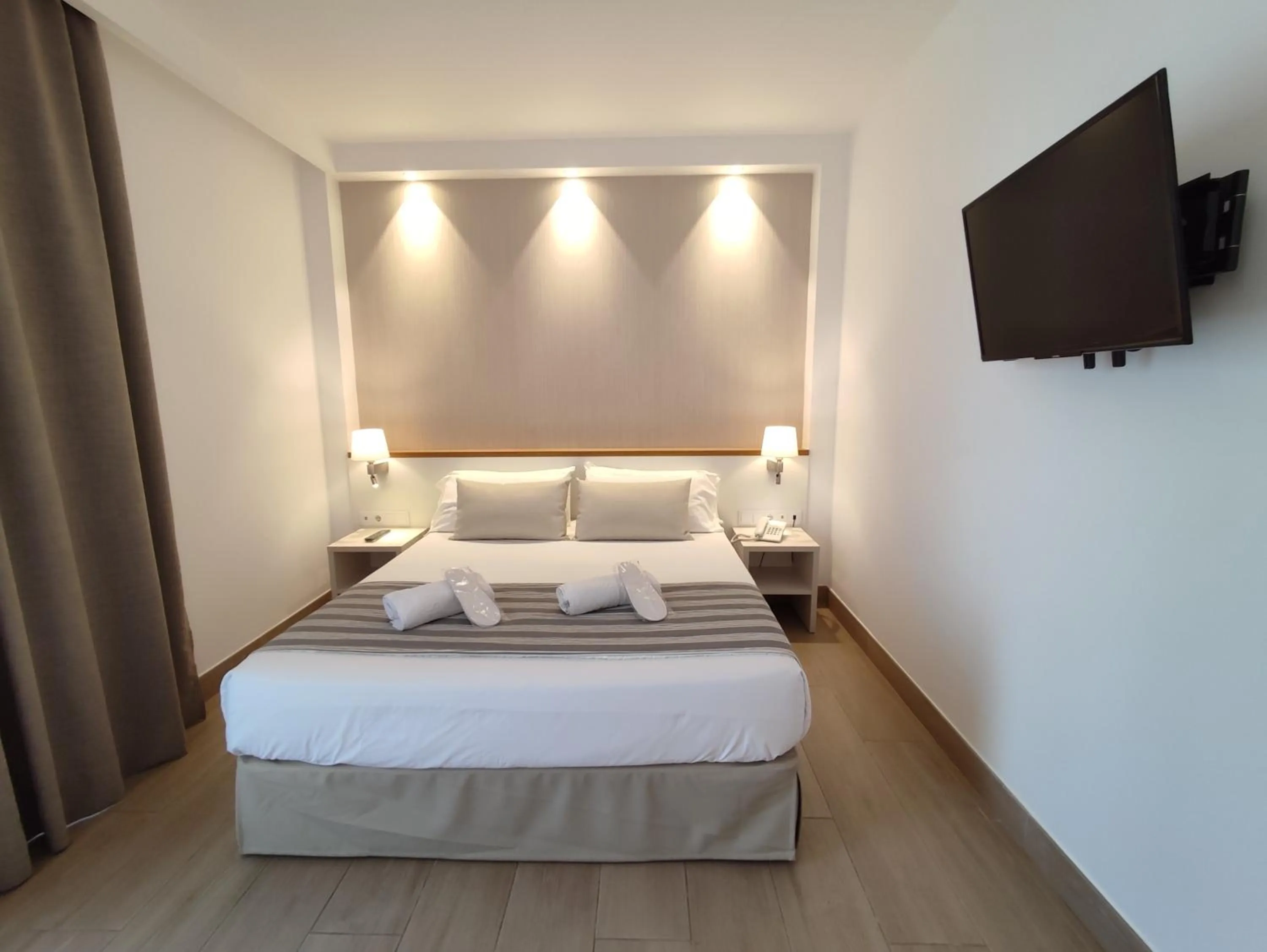 Bed in Rosamar Es Blau 4*s - Adults Only