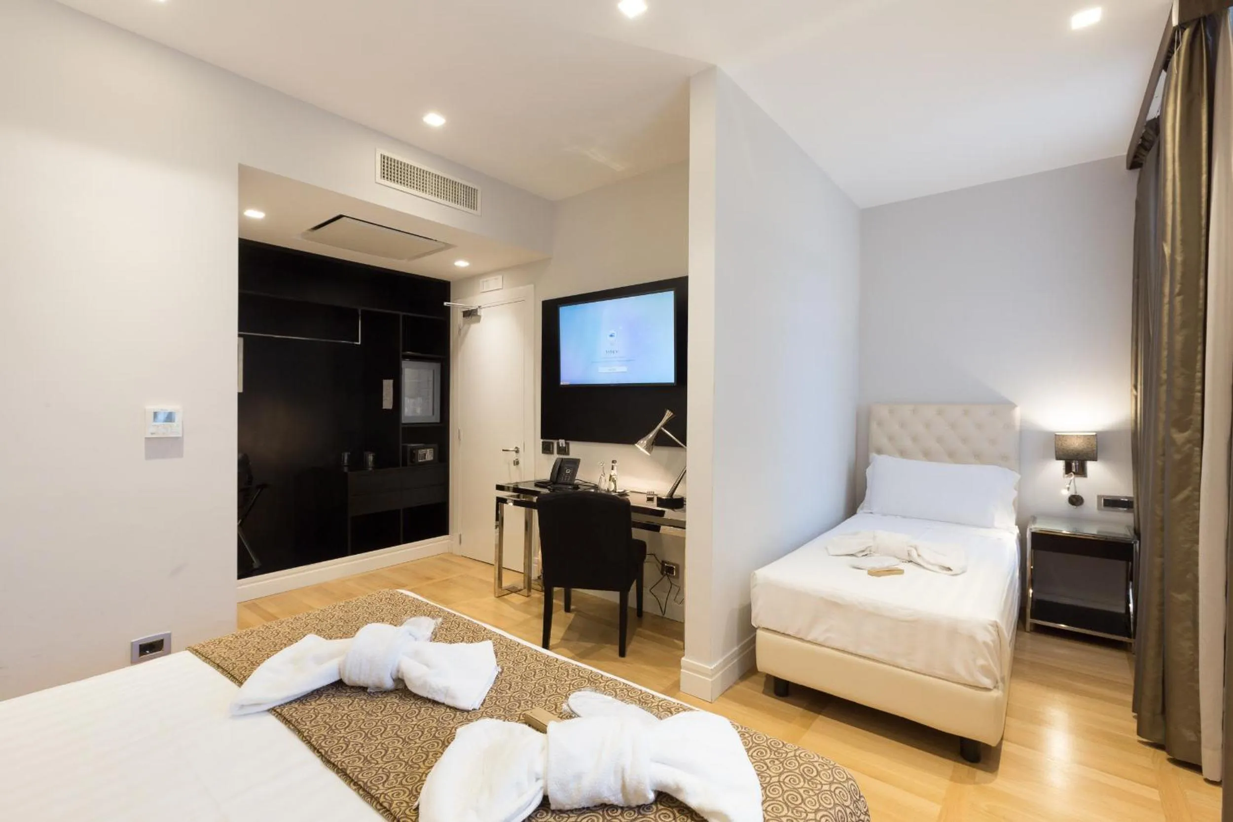 Seating area, Bed in Floris Hotel