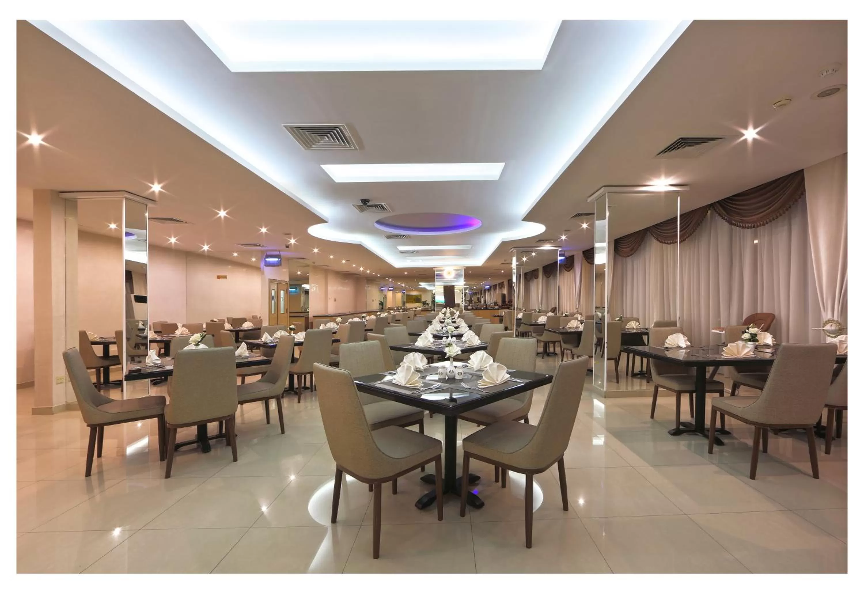 Restaurant/places to eat in Nova Park Hotel