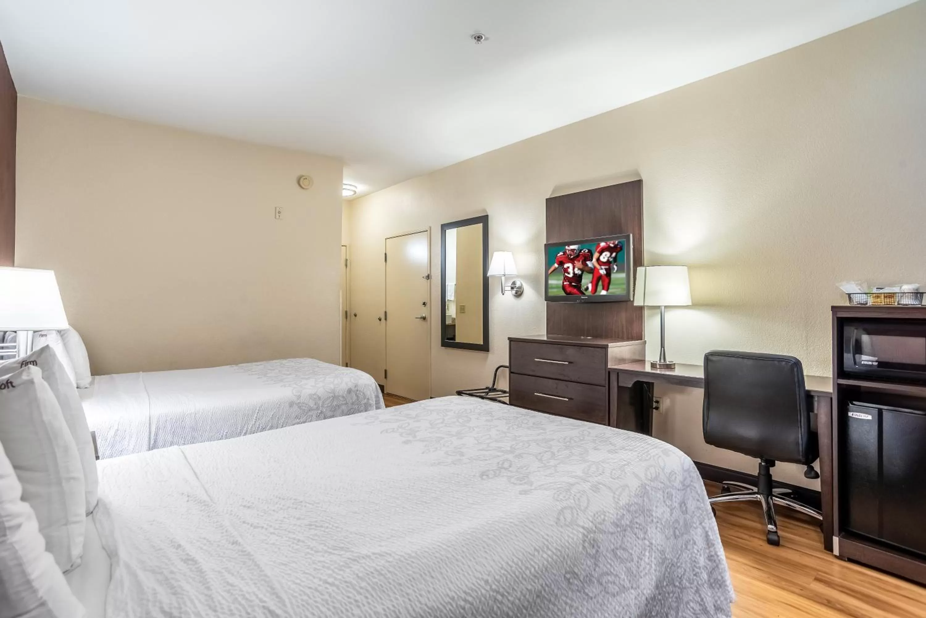 Photo of the whole room, Bed in Red Roof Inn PLUS+ San Antonio Downtown - Riverwalk