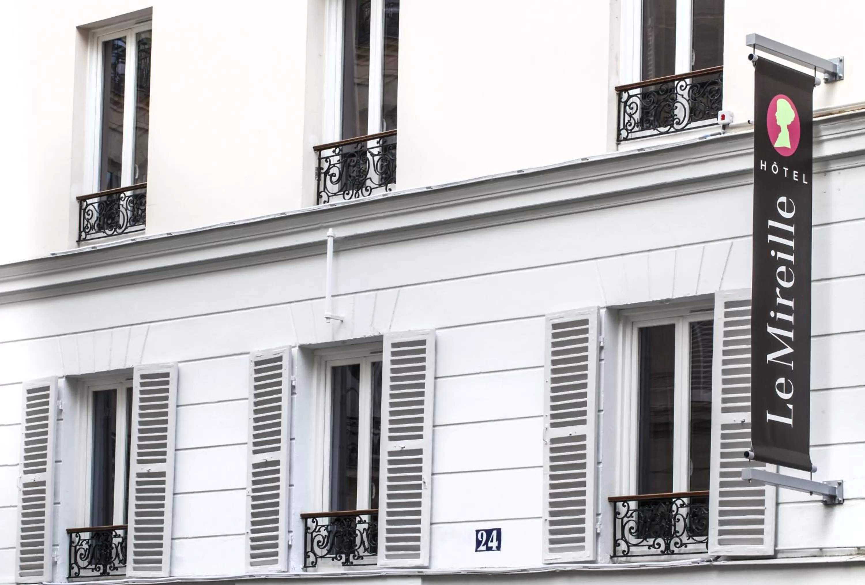 Facade/entrance in Le Mireille