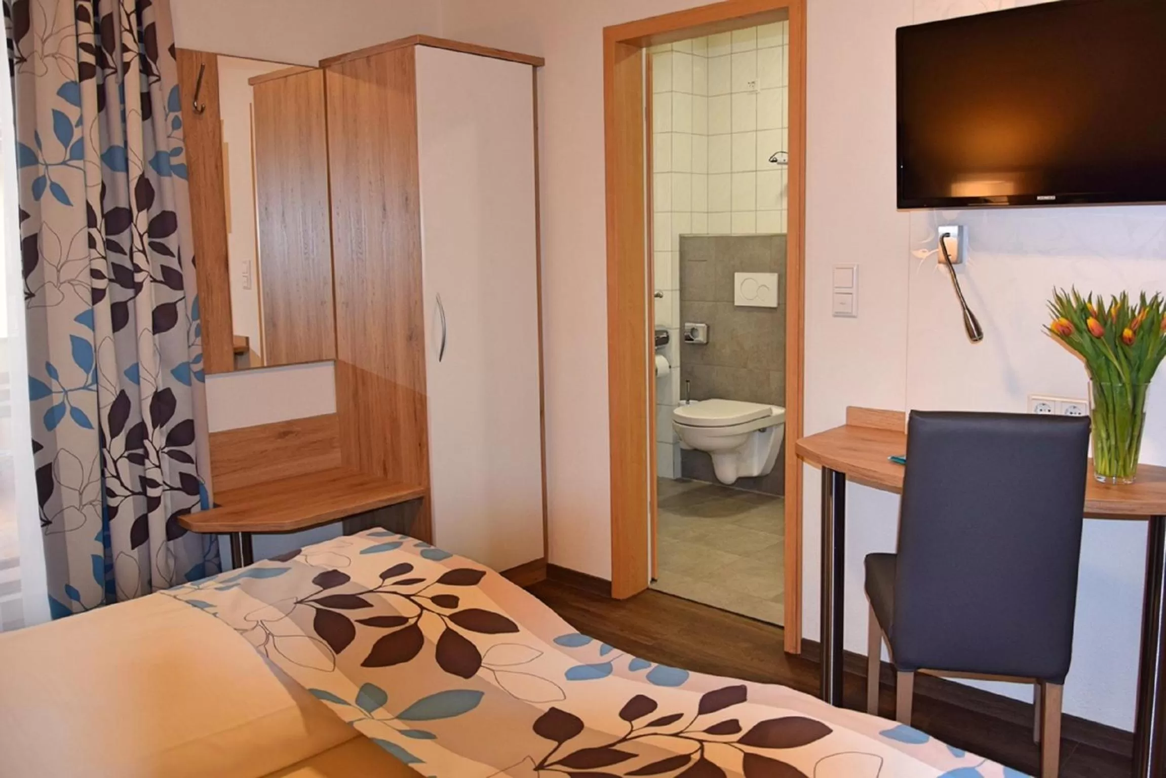 Bedroom, Bed in Cafe-Hotel Altreuter