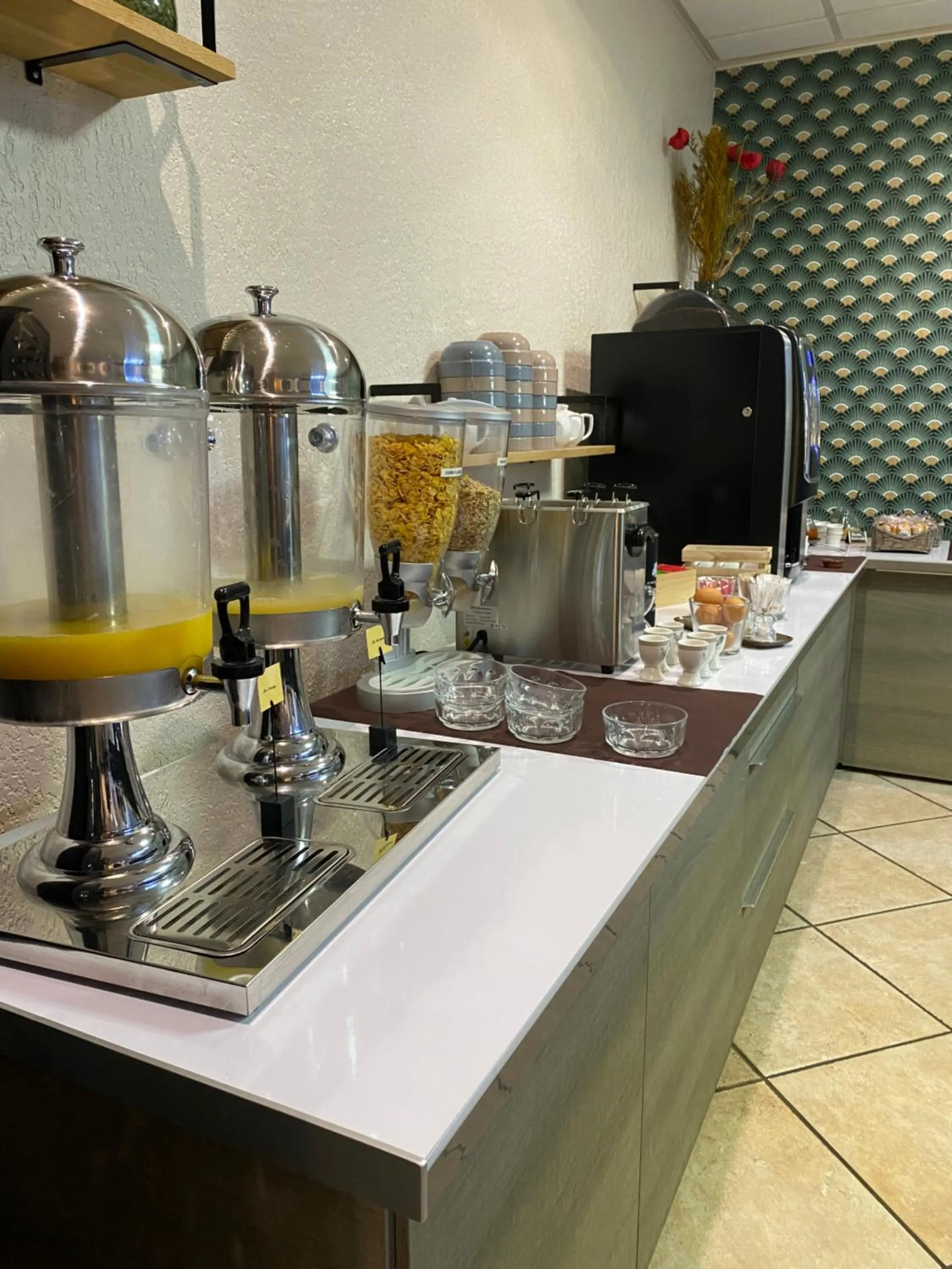 Breakfast in Le Regina Hôtel et restaurant Canet-plage