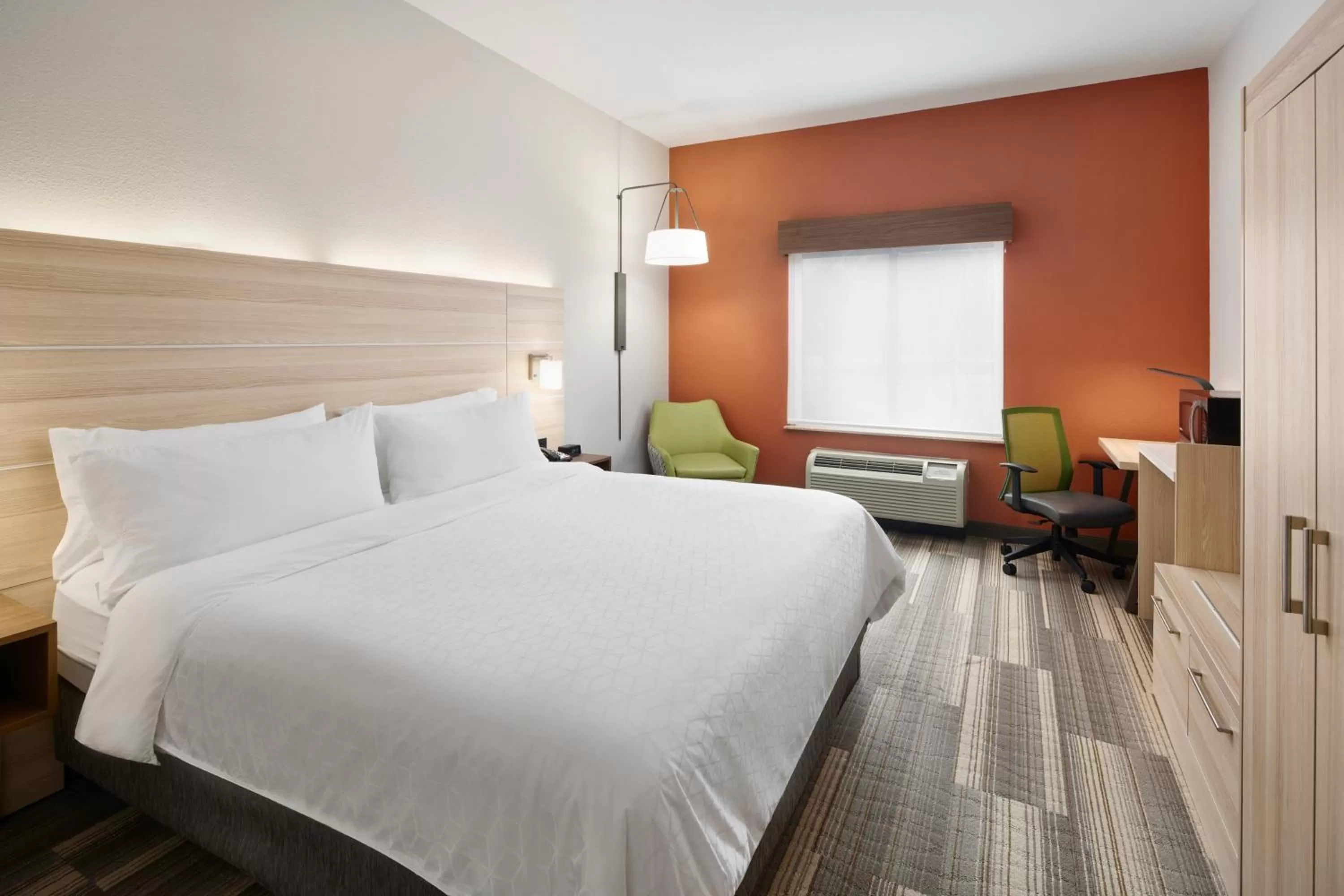 Photo of the whole room, Bed in Holiday Inn Express Hotel & Suites Salem by IHG