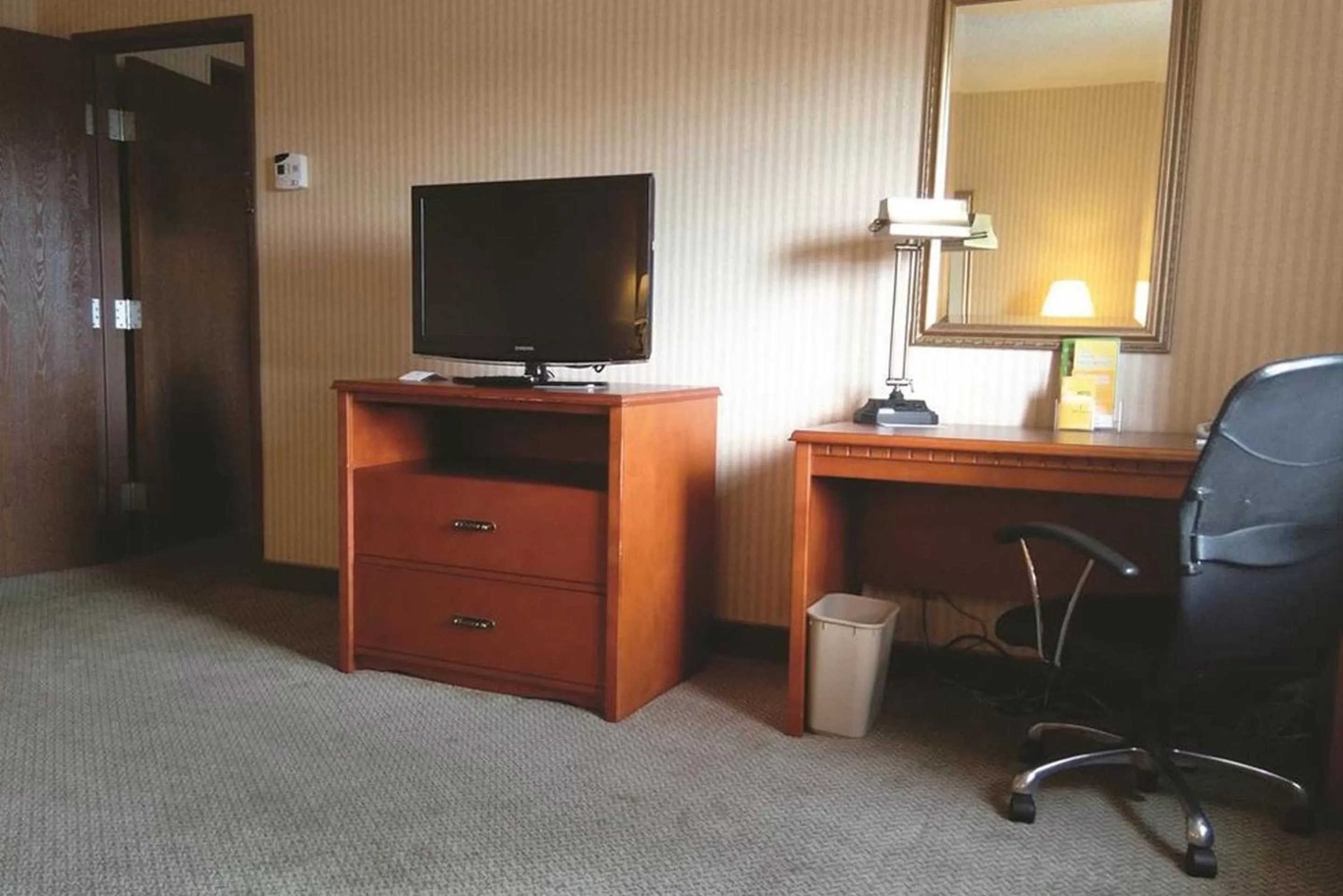TV and multimedia in La Quinta Inn by Wyndham Detroit Southgate