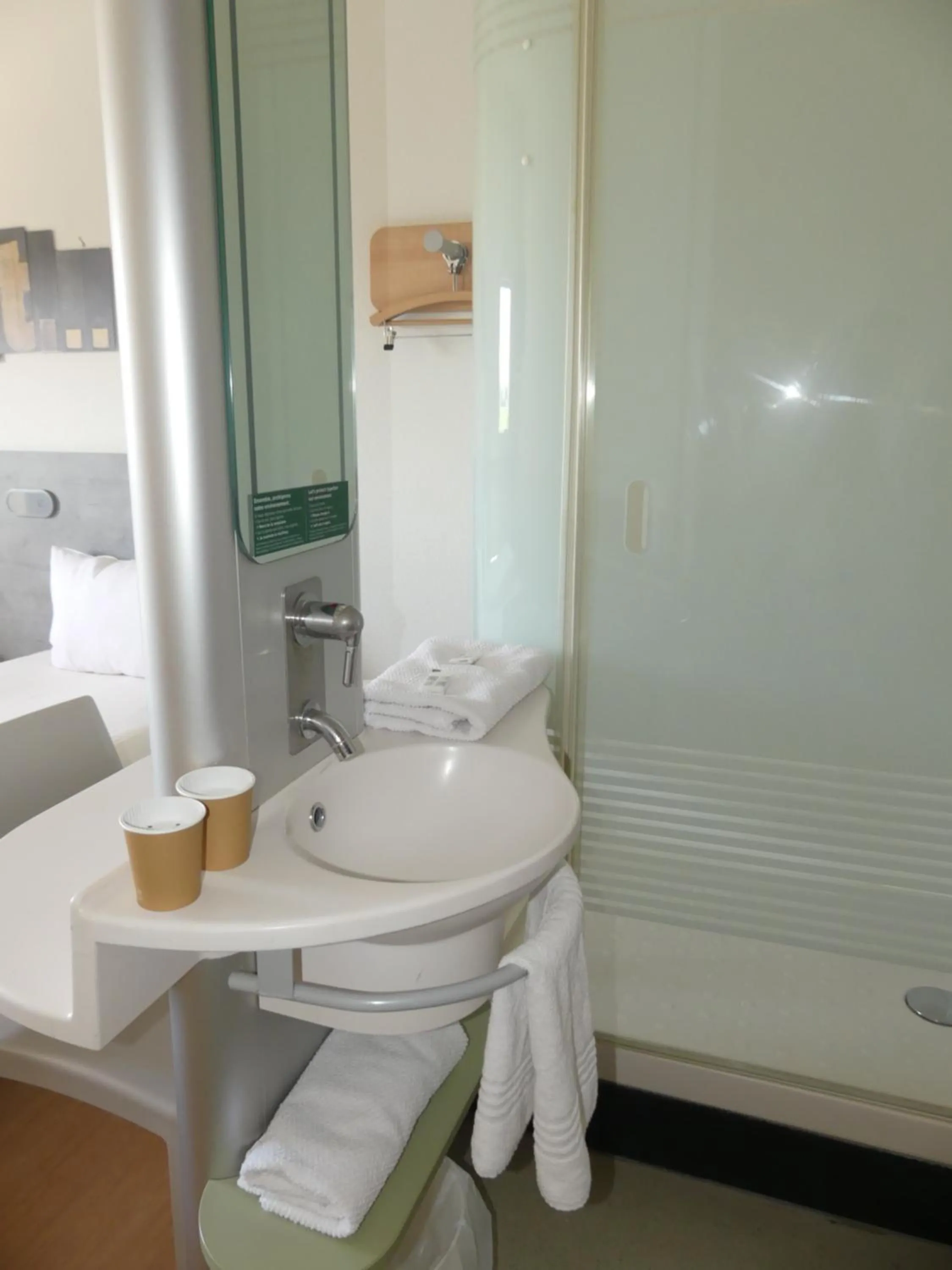Bathroom in ibis budget Istres Trigance