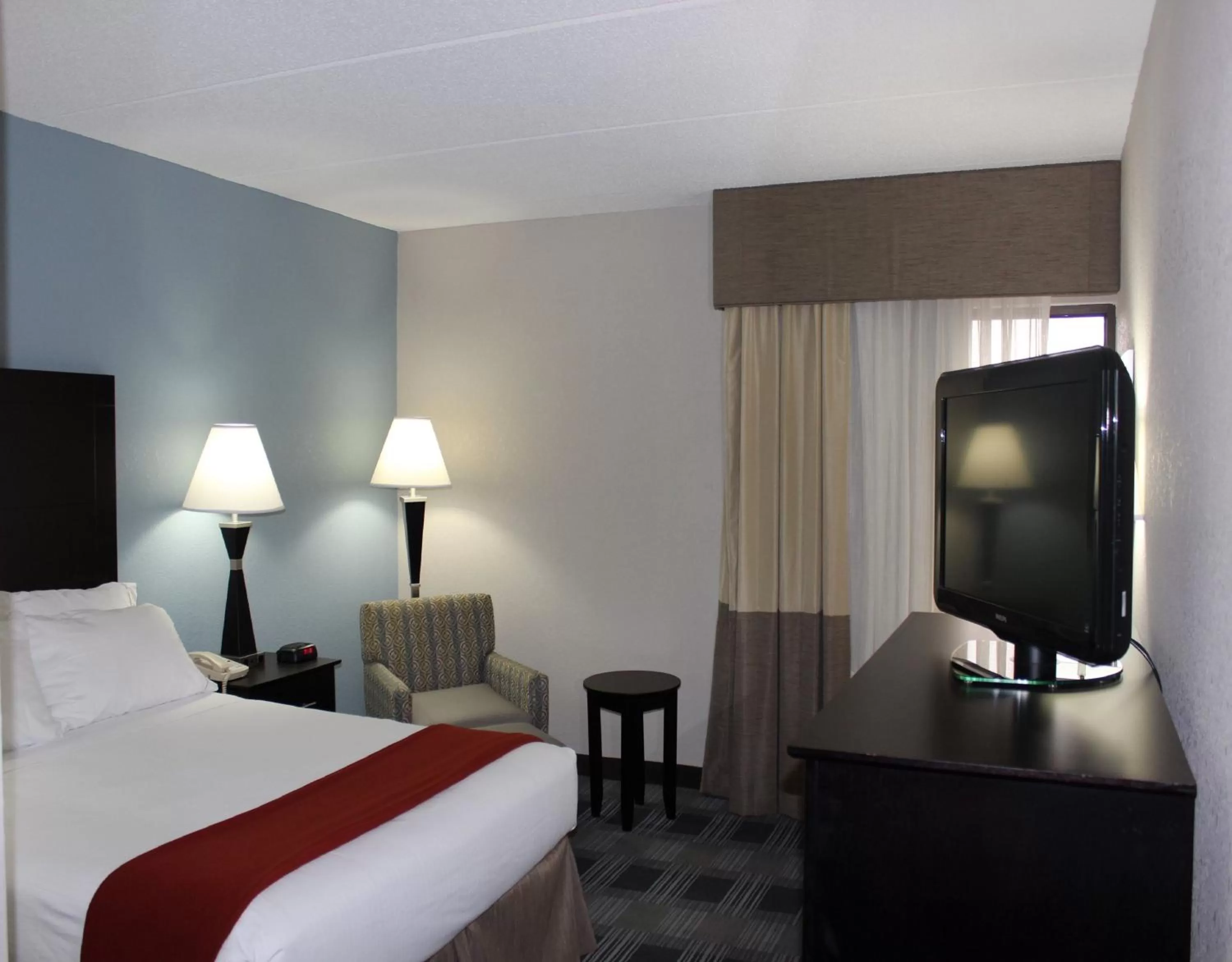 Photo of the whole room, Bed in Holiday Inn Express Forsyth by IHG