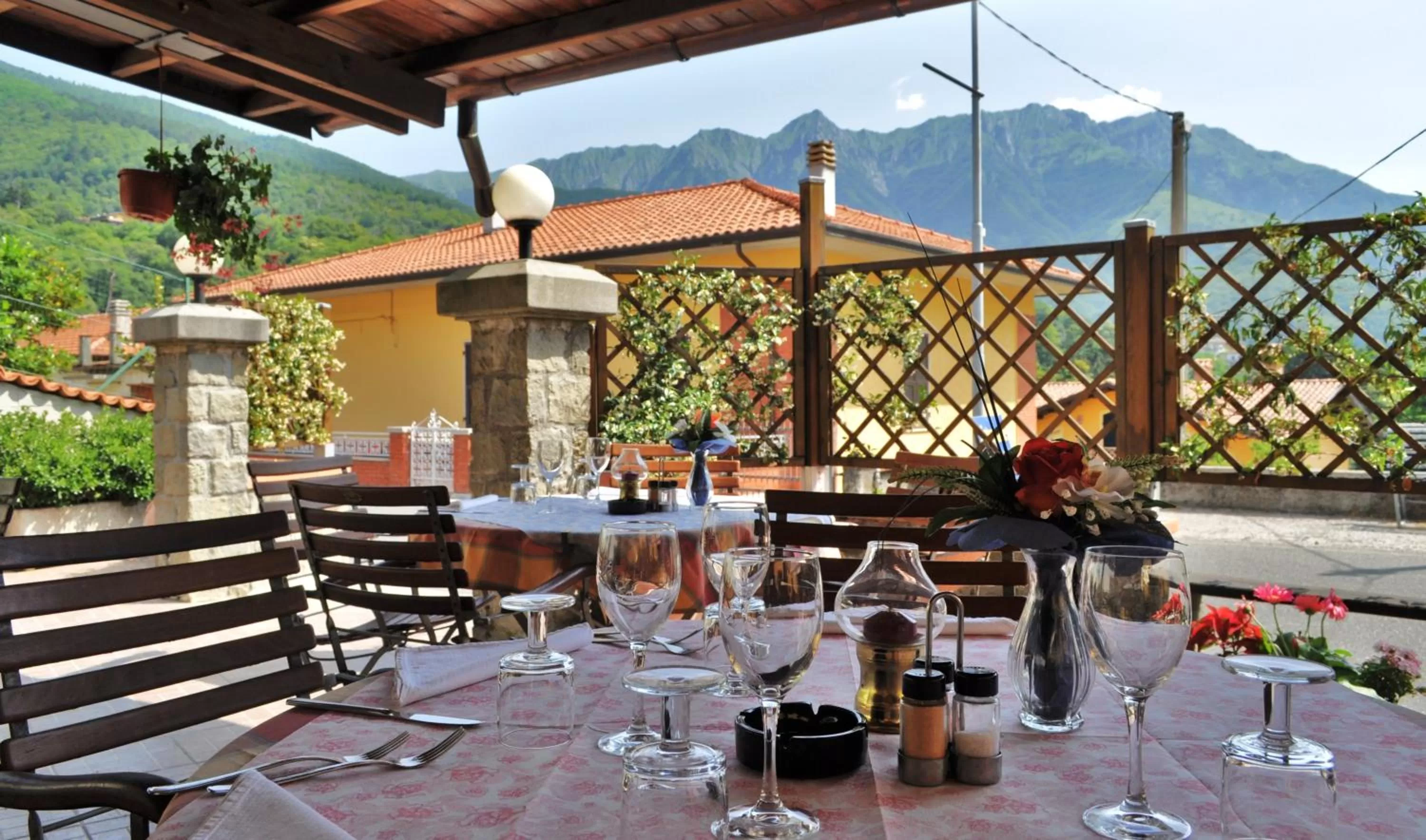 Restaurant/places to eat in Albergo Miramonti