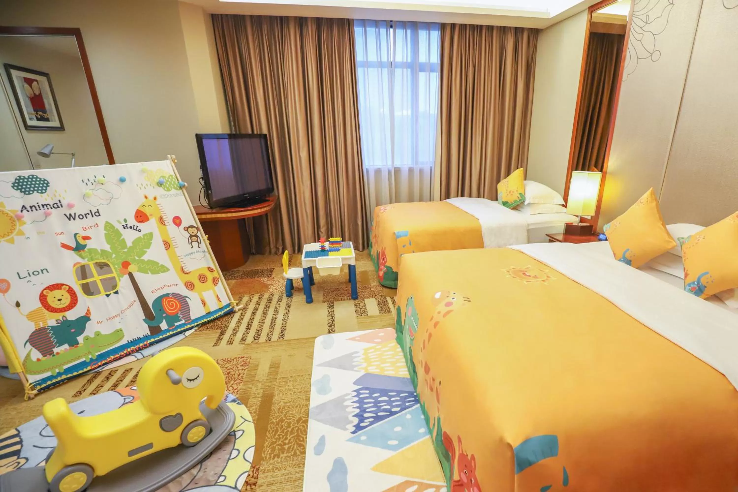 Photo of the whole room, Bed in Crowne Plaza Foshan by IHG