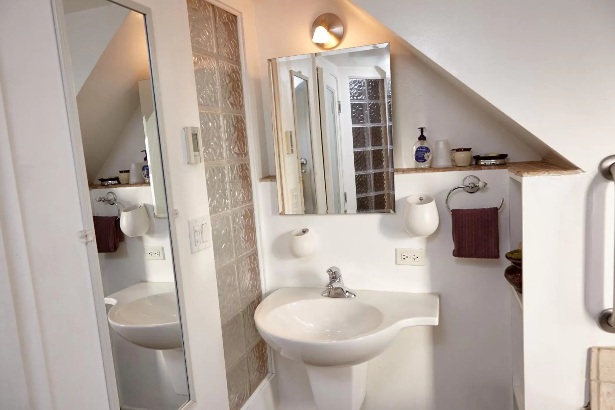 Bathroom in Ray's Bucktown Bed and Breakfast