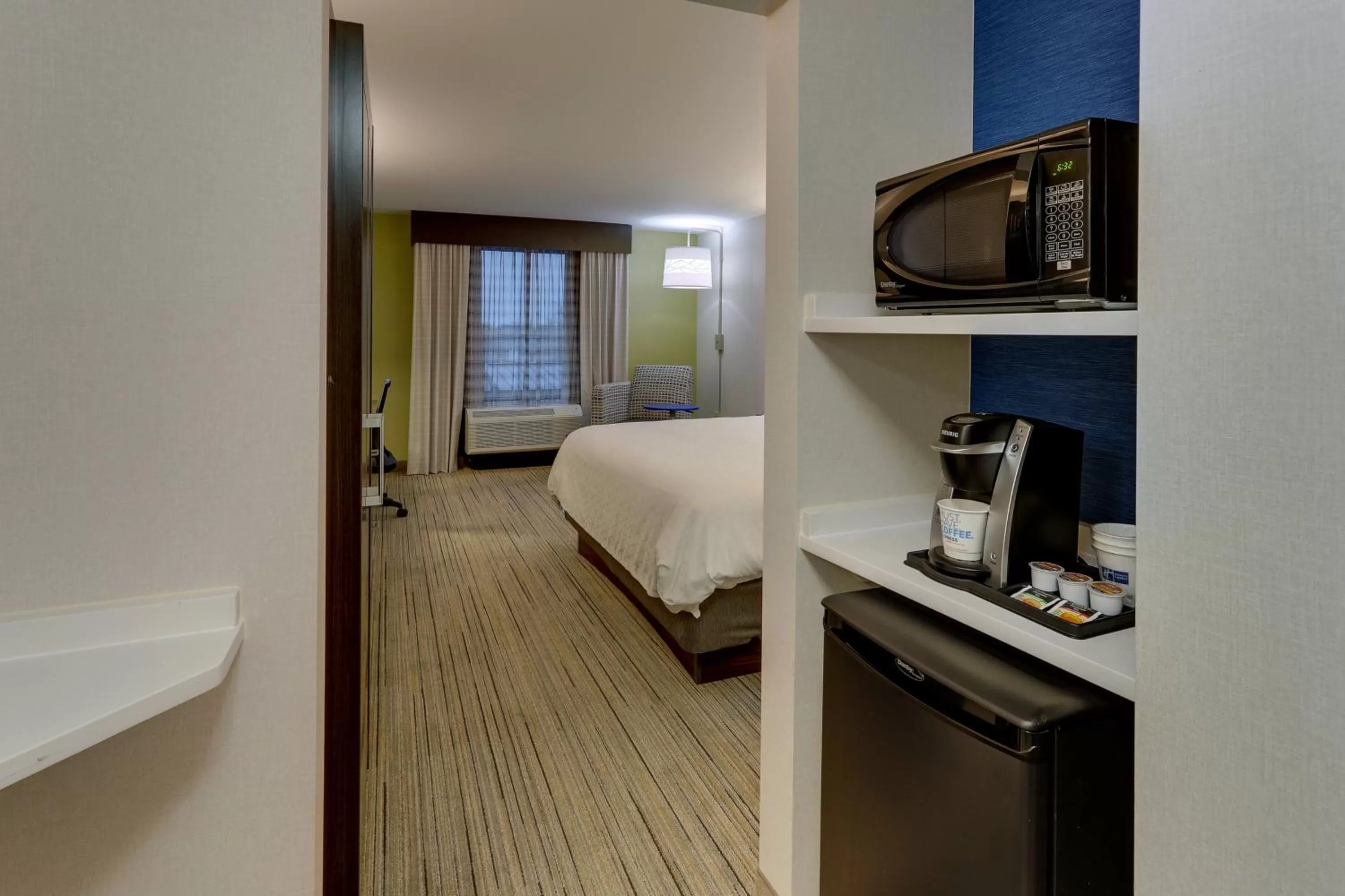 Photo of the whole room, Bed in Holiday Inn Express & Suites Troy by IHG