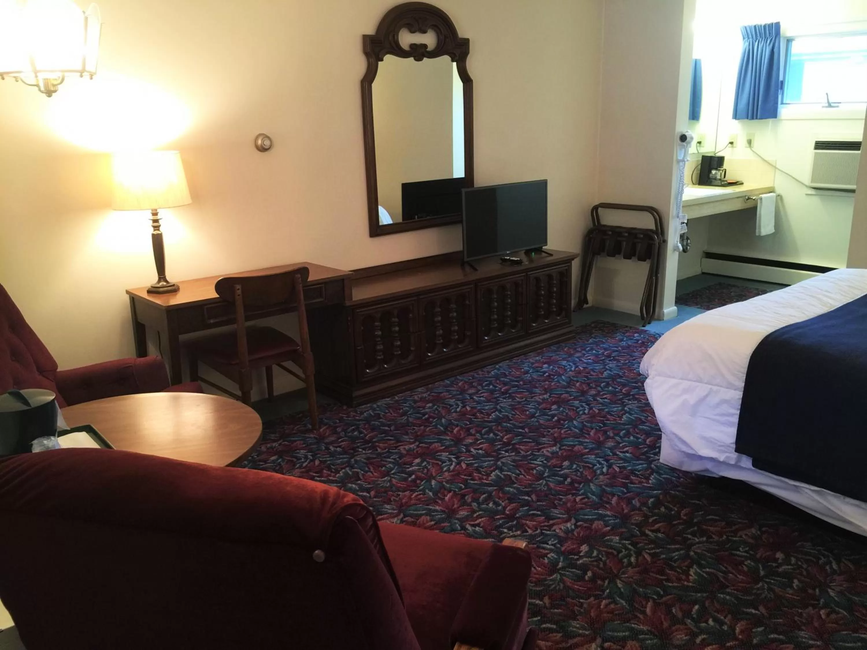 Photo of the whole room, Bed in Cedar Motor Inn