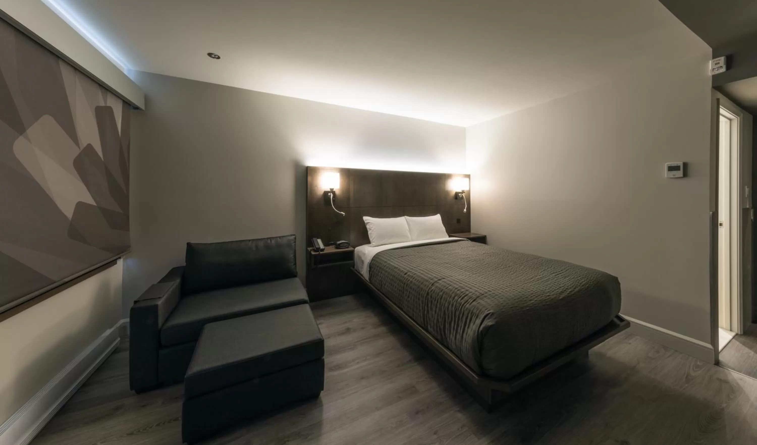 Living room, Bed in Hôtel & Suites Normandin Lévis
