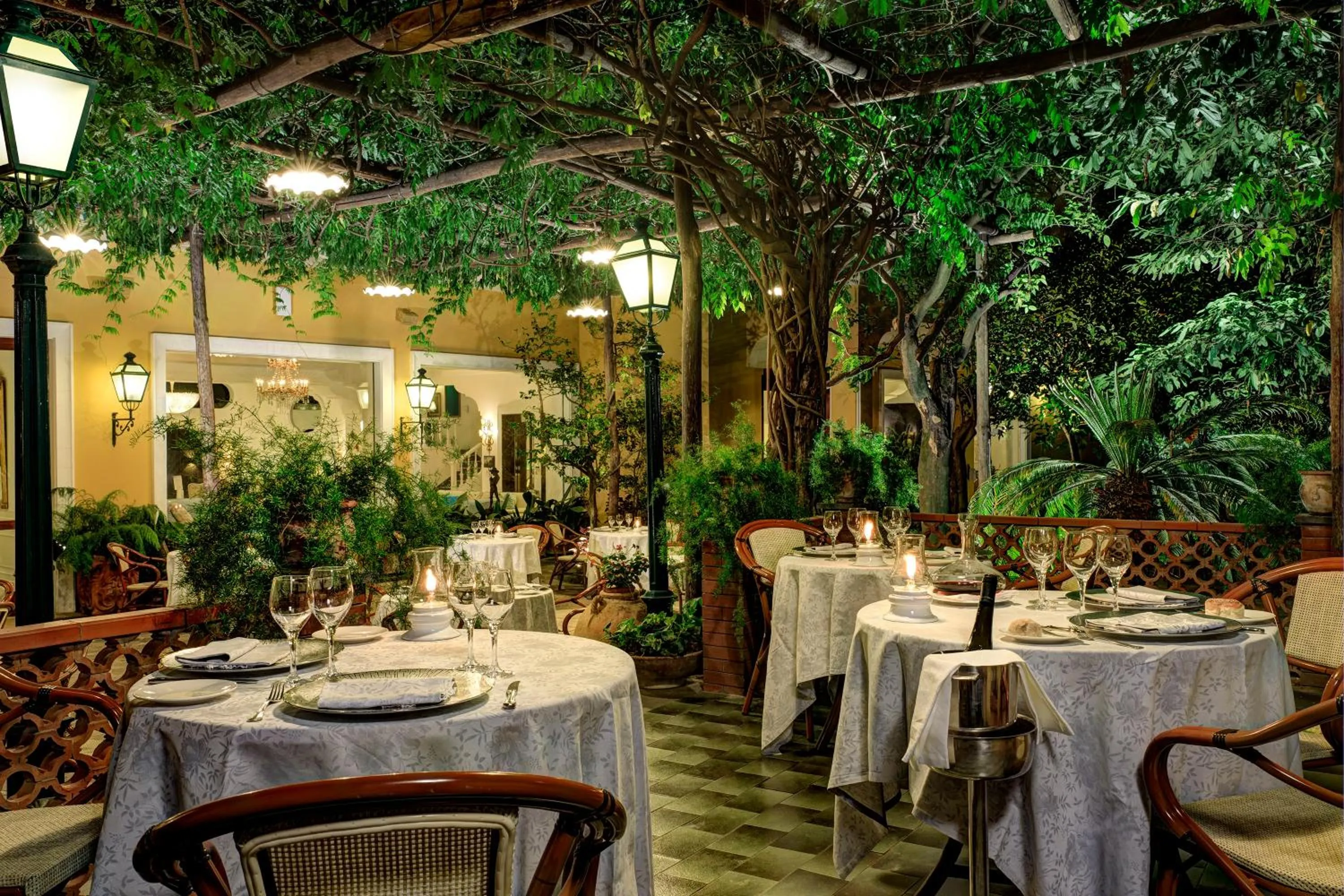 Restaurant/places to eat in Grand Hotel de la Ville