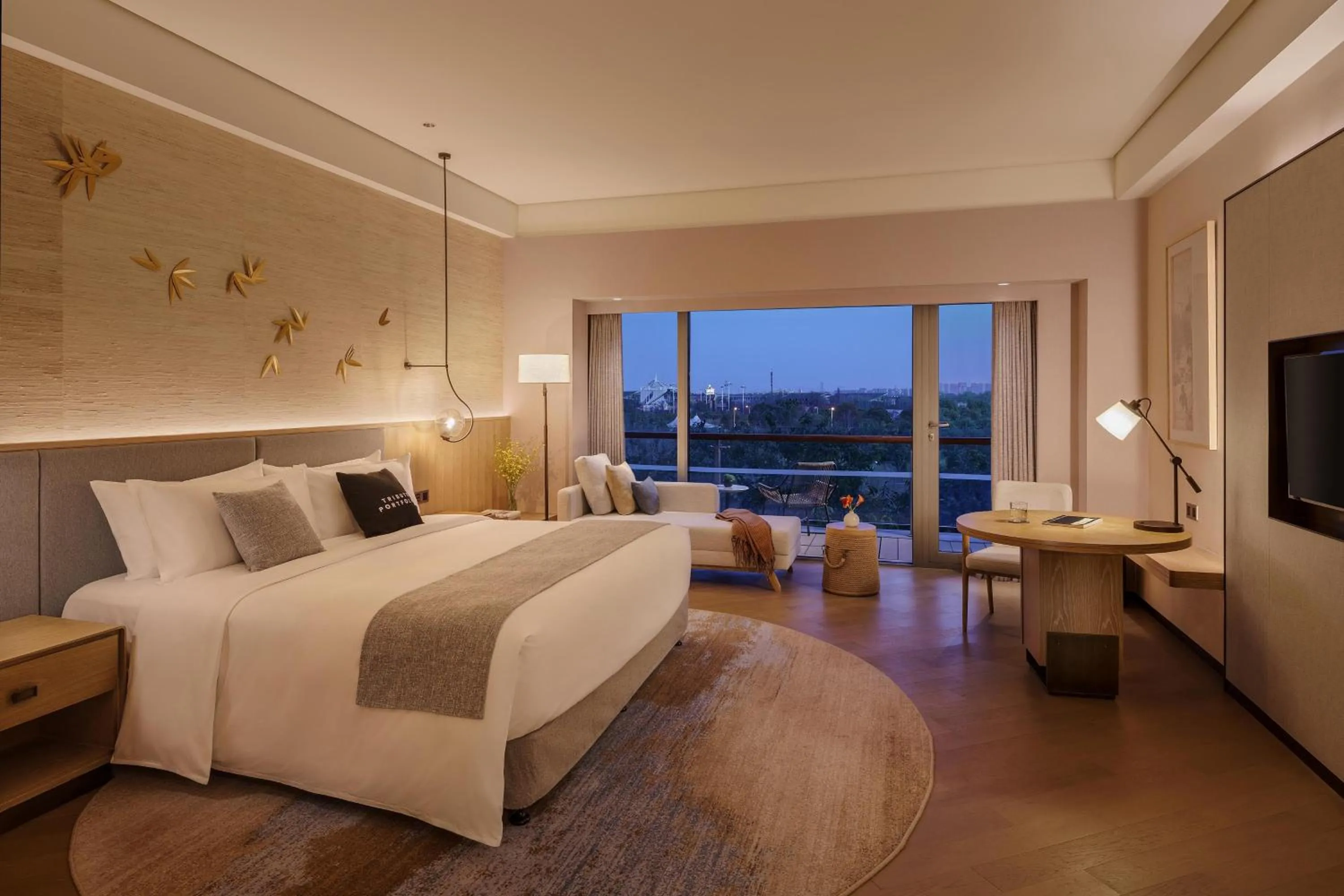 Photo of the whole room, Bed in The Yuluxe Sheshan, Shanghai, A Tribute Portfolio Hotel