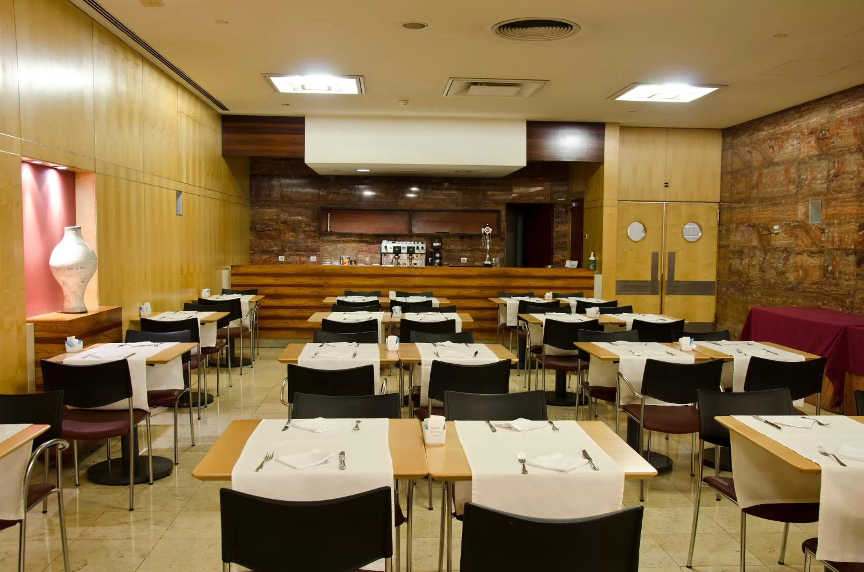 Restaurant/places to eat in VIP Executive Entrecampos Hotel & Conference