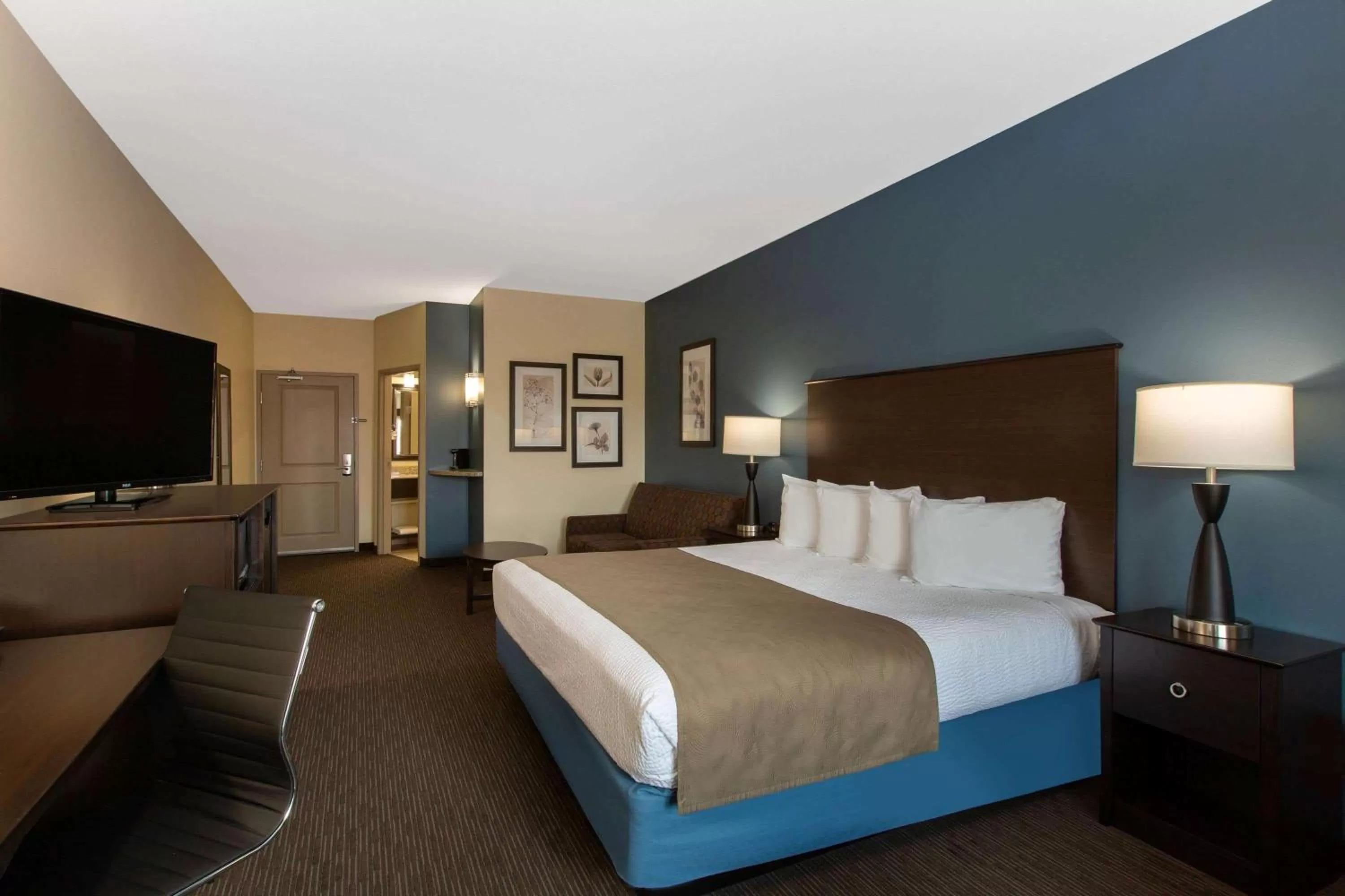 Photo of the whole room, Bed in AmericInn by Wyndham Sioux Falls North