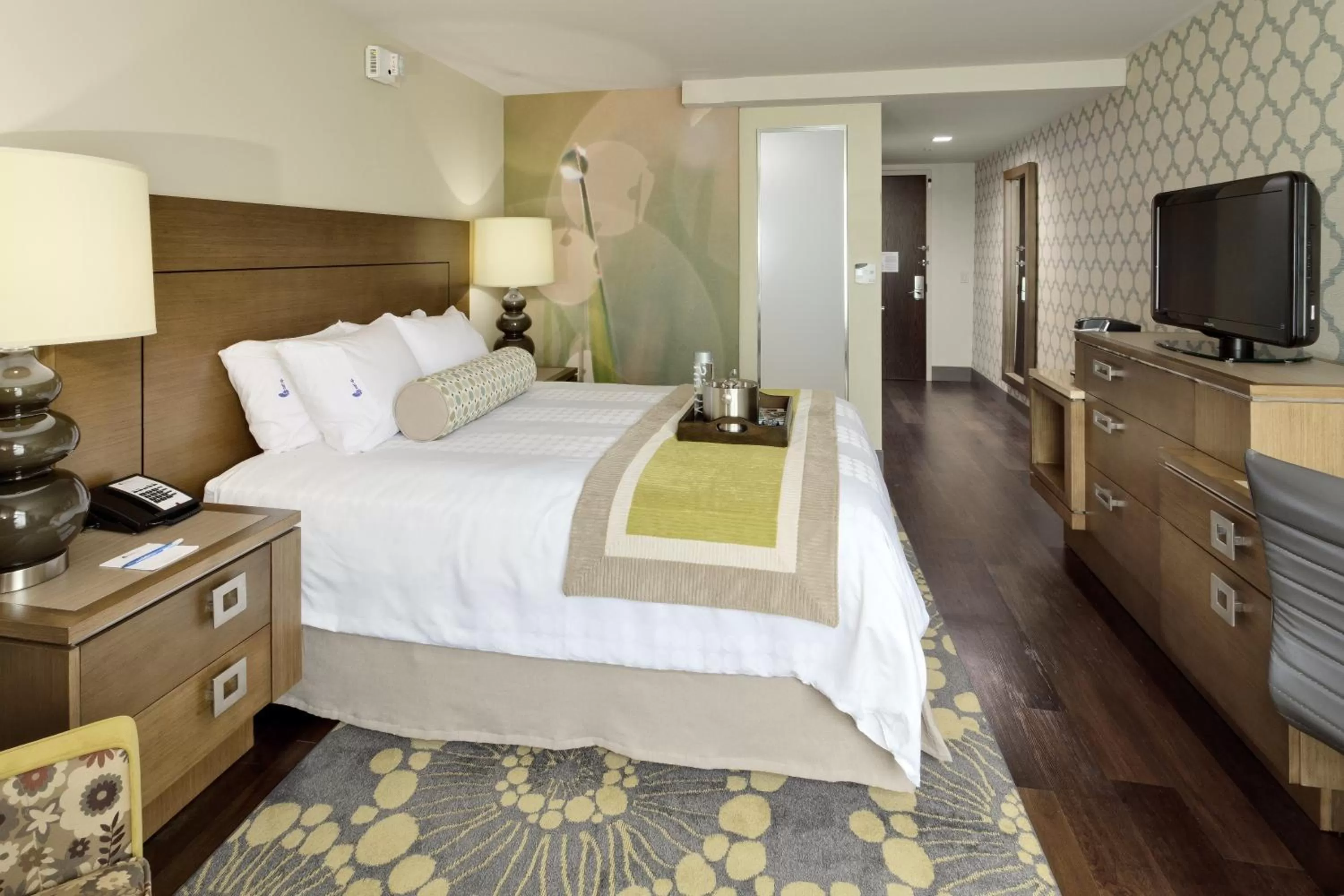 Double Room - Mobility Access with Roll-in Shower in Hotel Indigo East End by IHG