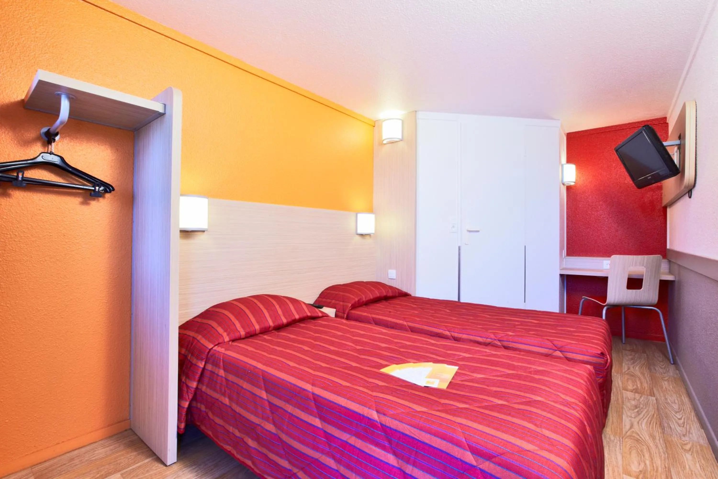 Photo of the whole room, Bed in Premiere Classe Lille Nord - Tourcoing