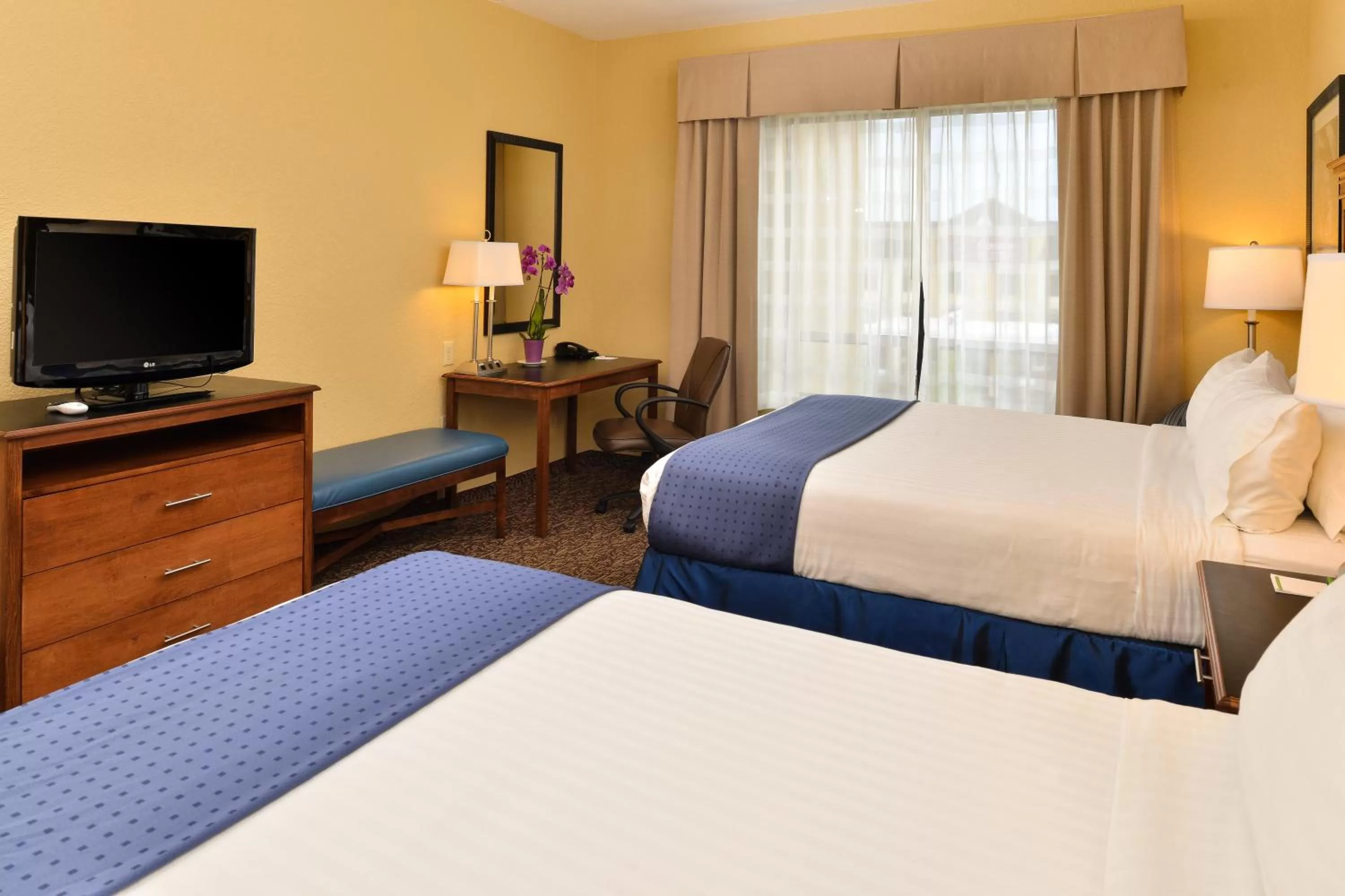 Photo of the whole room, Bed in Holiday Inn Montgomery South Airport by IHG