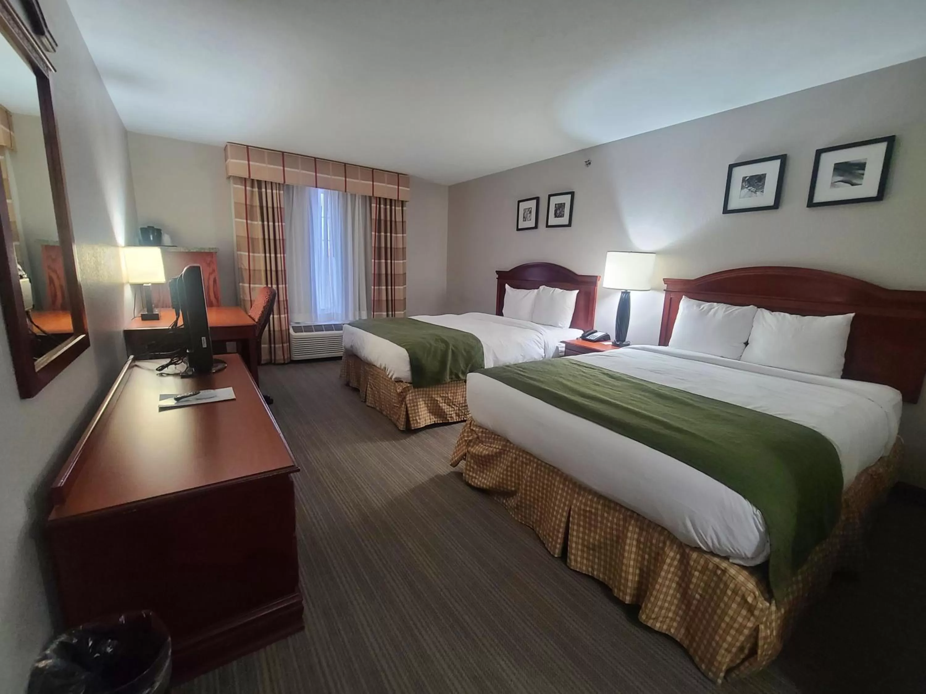 Bed in Country Inn & Suites by Radisson, Paducah, KY