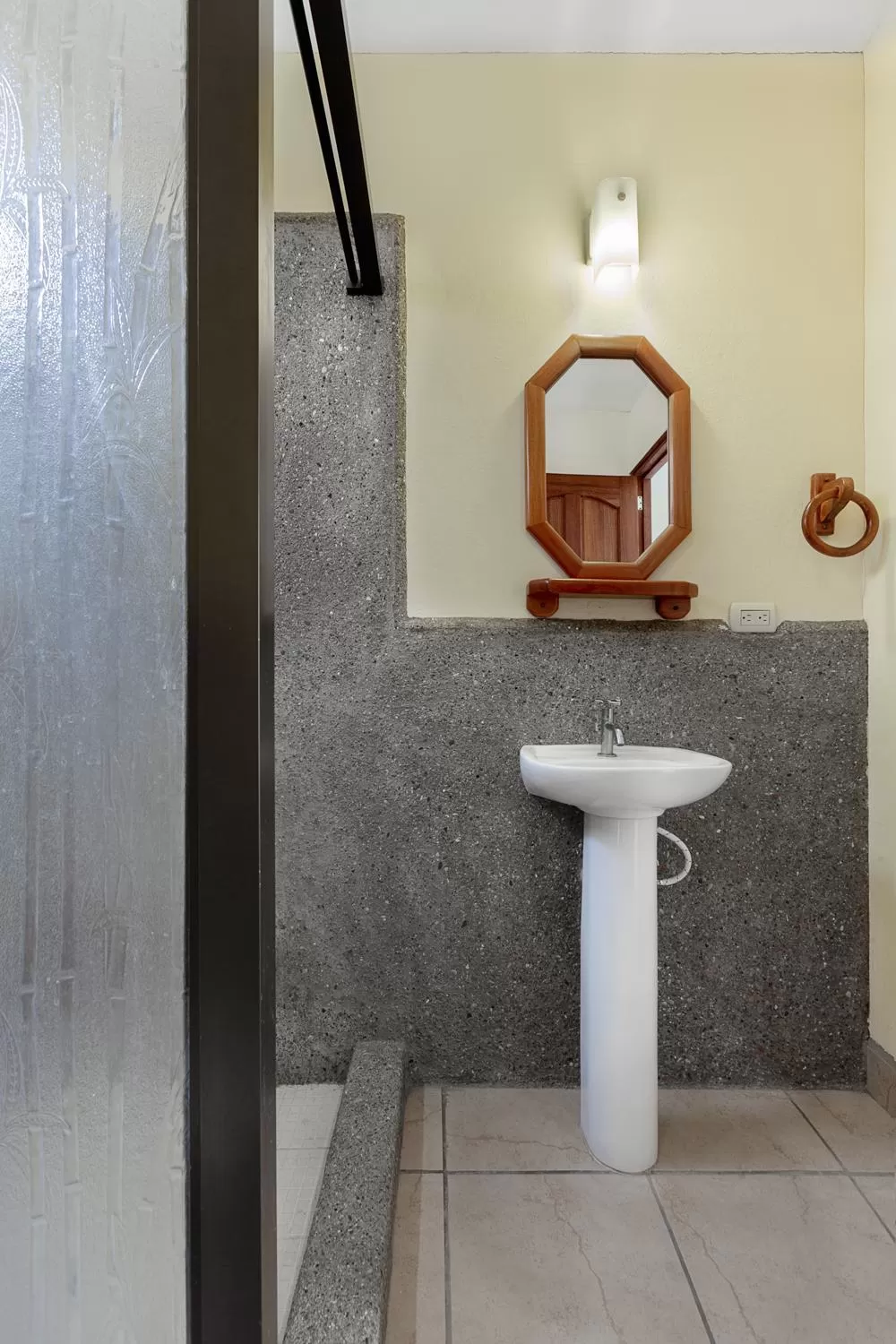 Single Room with Bath in Hostel Tropical and CoWorking