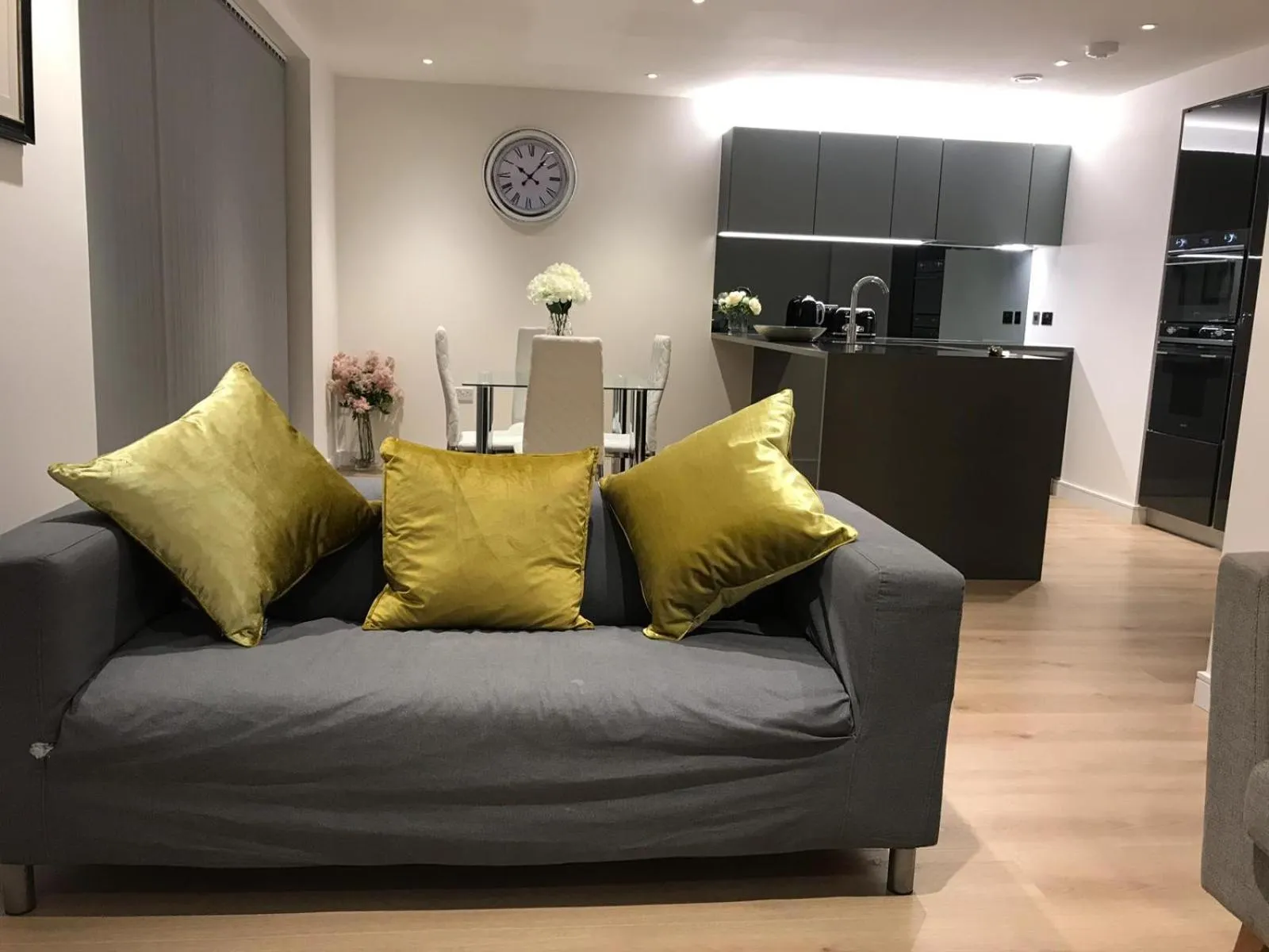 Living room, Seating Area in Kew Bridge Apartments