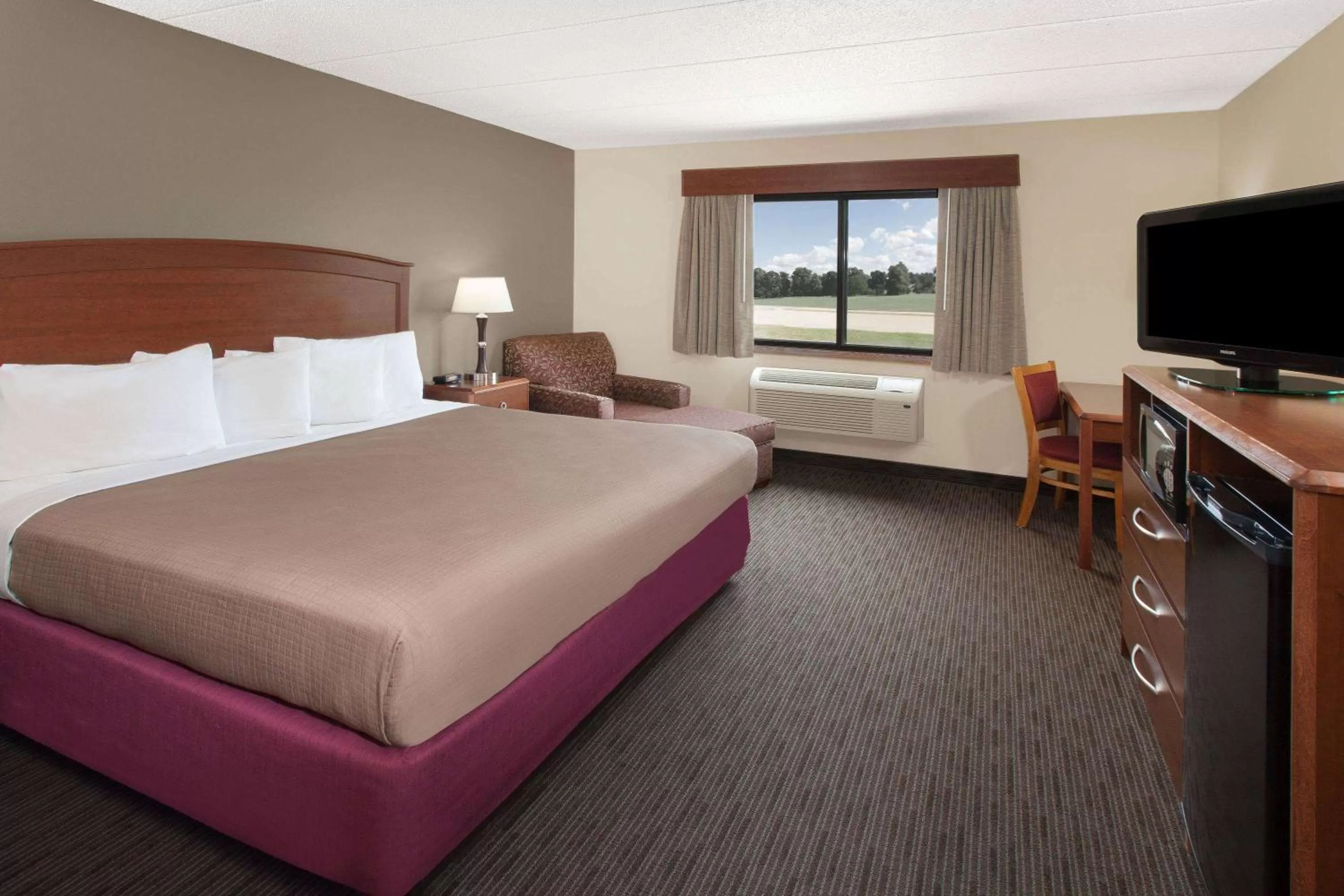 Photo of the whole room, Bed in AmericInn by Wyndham Grundy Center