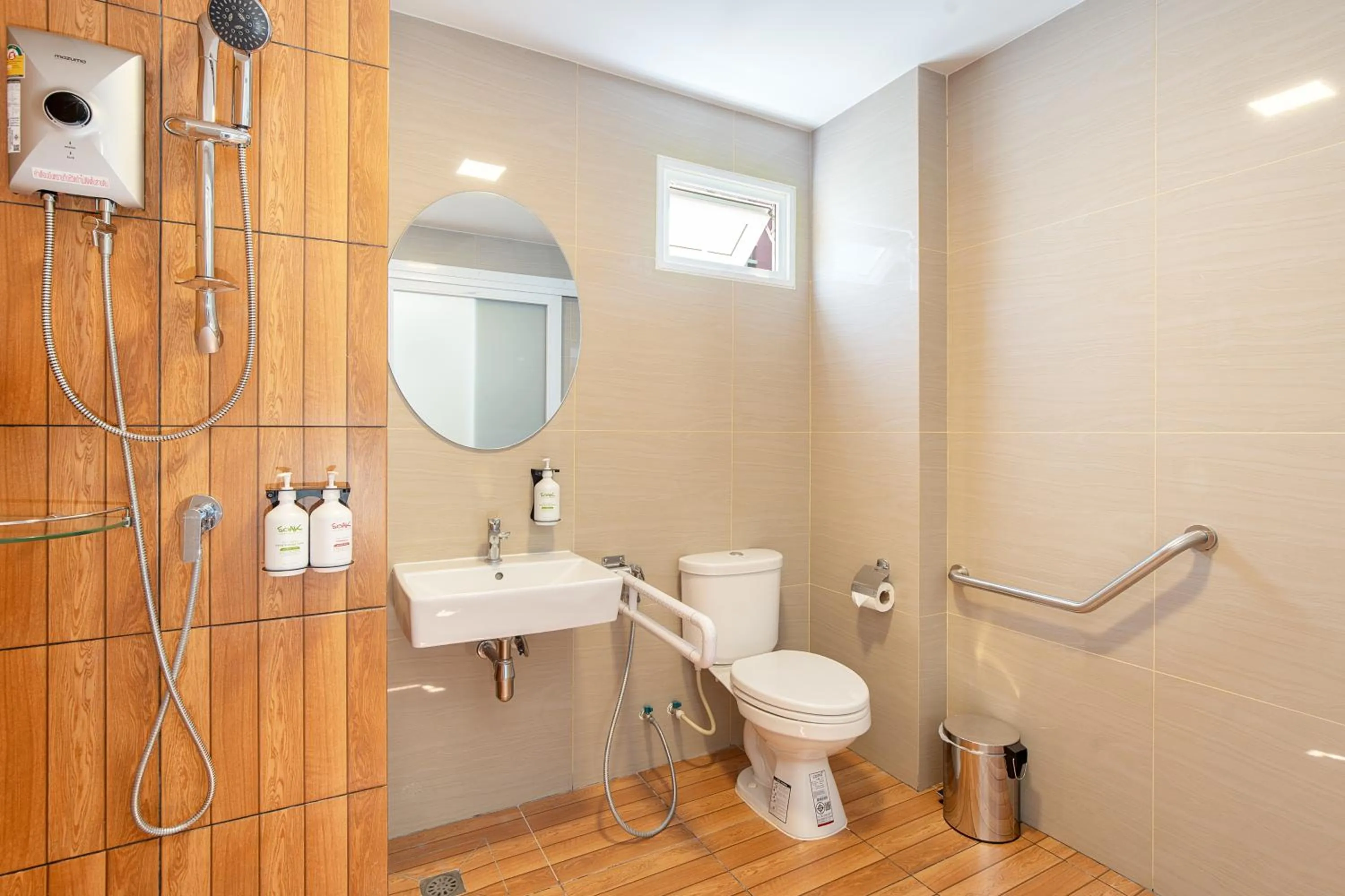 Shower in Diya Hotel Bangkok