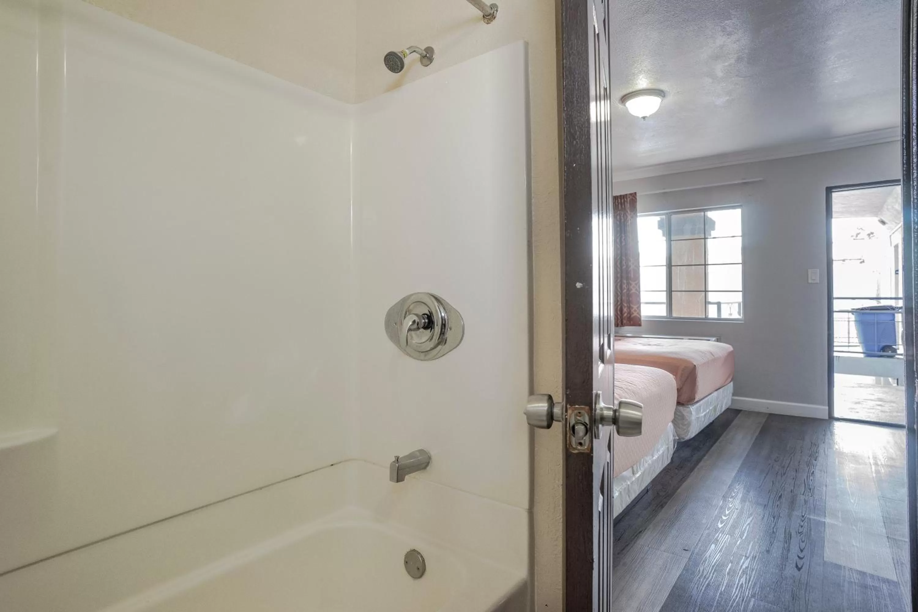 Bed in Value Inn Hollywood