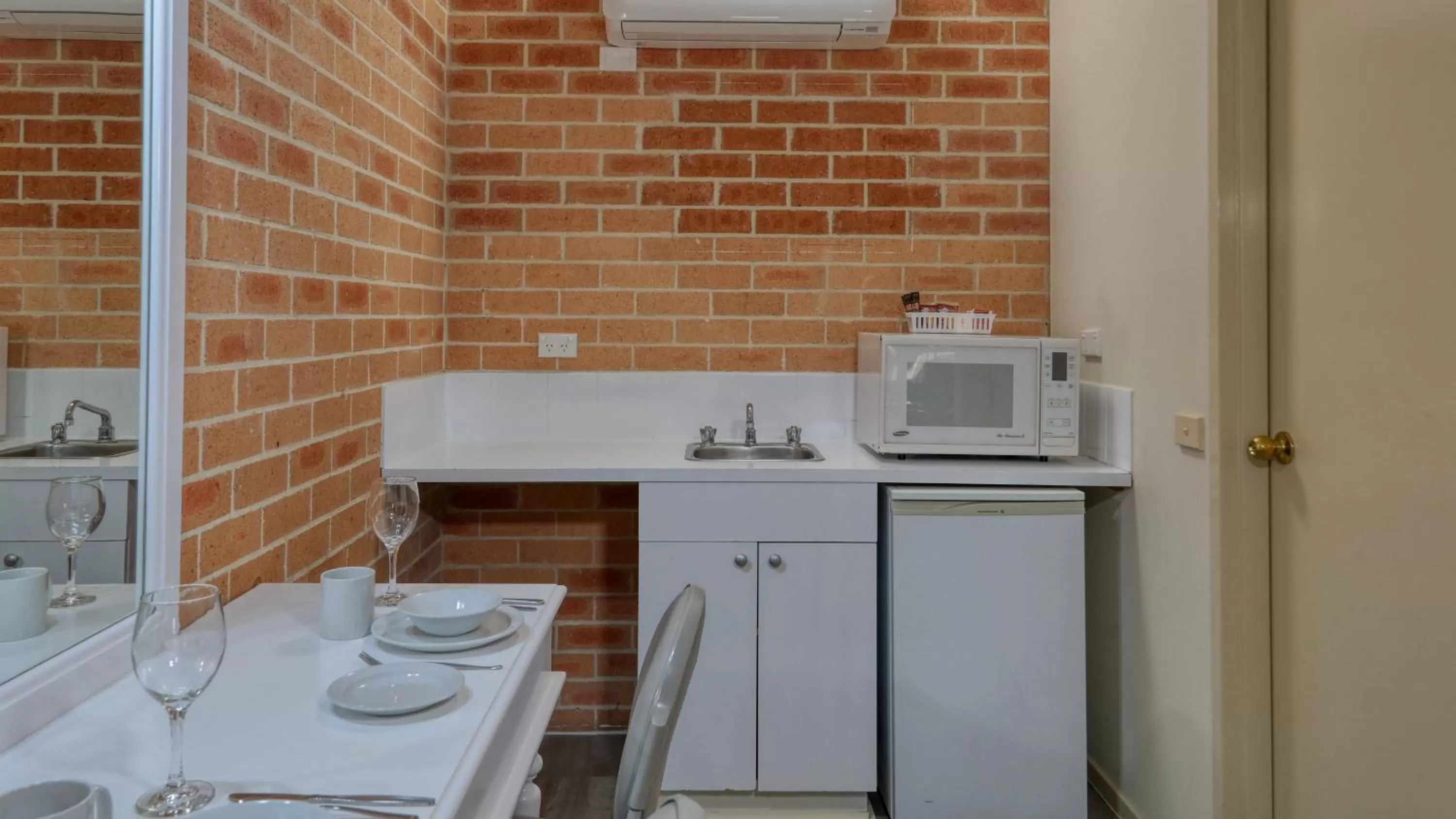 Kitchen or kitchenette in Country Gardens Motor Inn