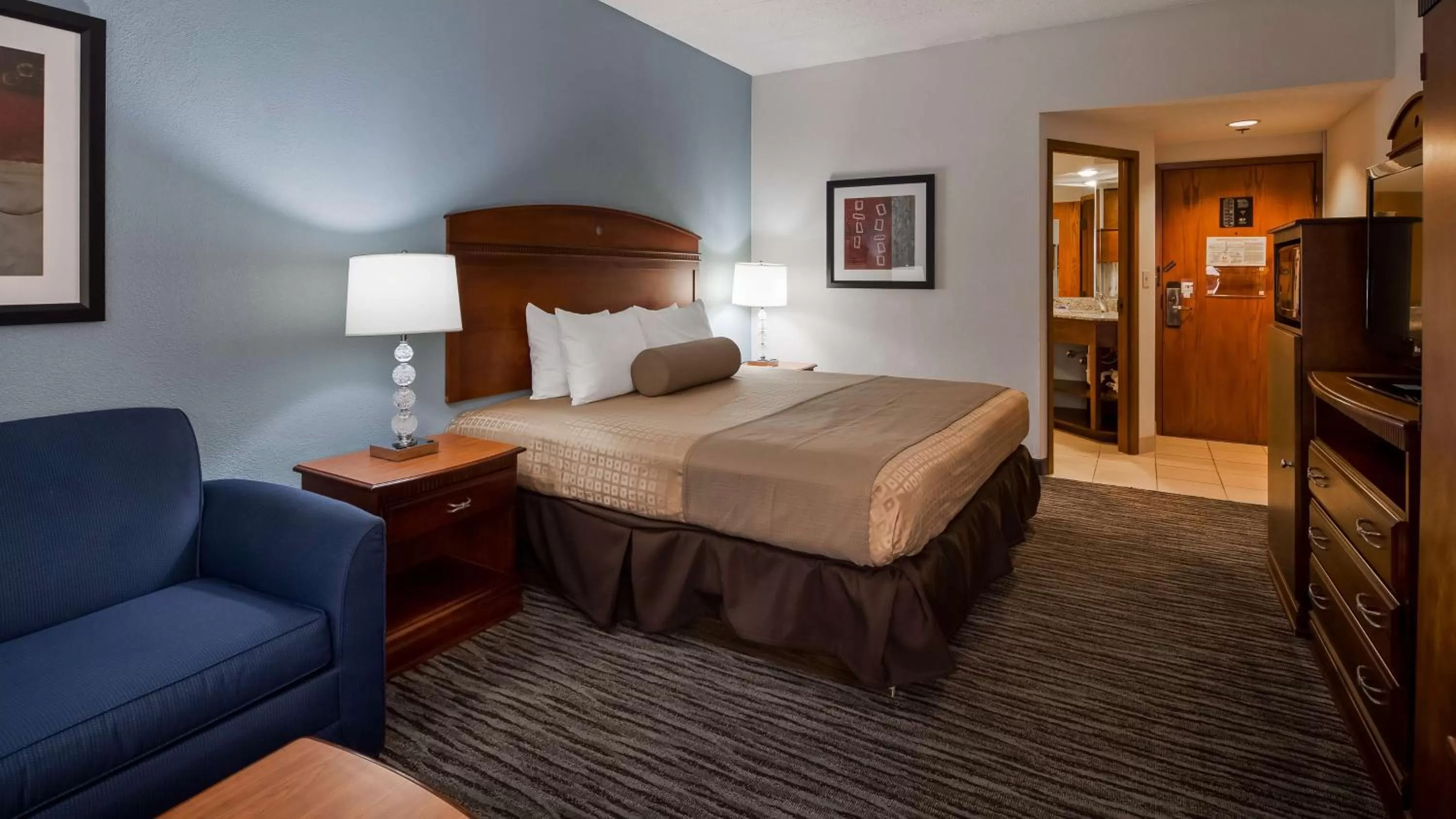 Photo of the whole room, Bed in The Hotel at Dayton South