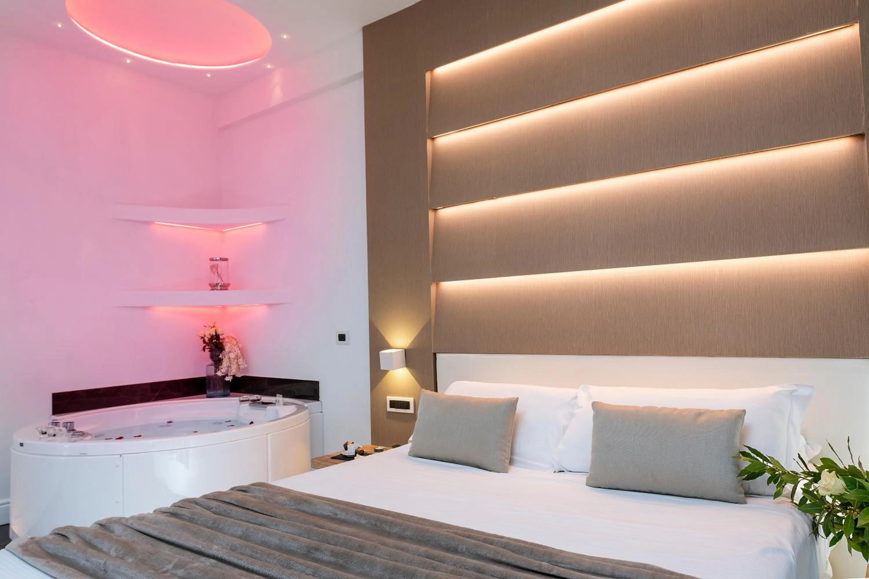 Hot Tub, Bed in Vatican Style