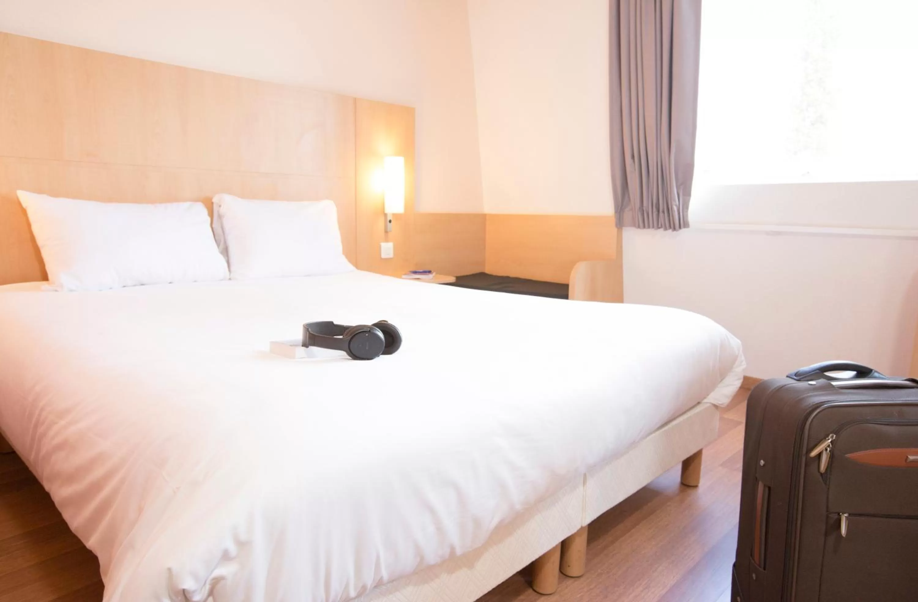 Bedroom, Bed in ibis Lille Lomme Centre