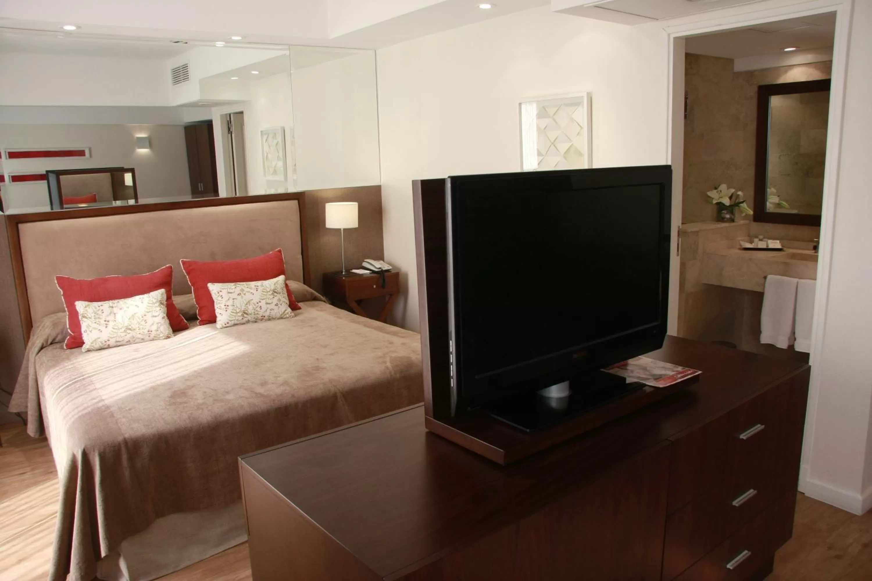 TV and multimedia, Bed in Grand King Hotel
