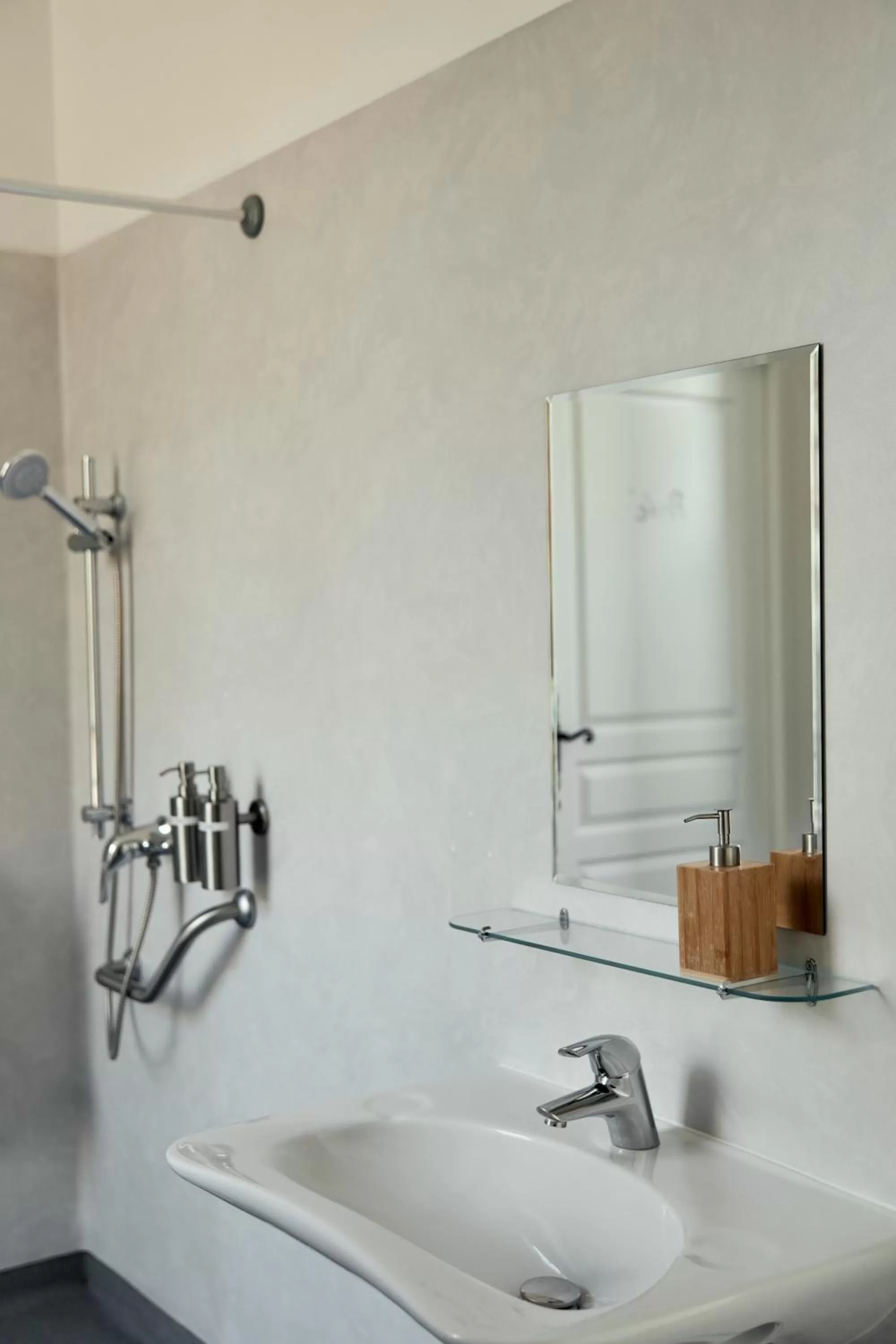 Shower in La Maison du Gasseau